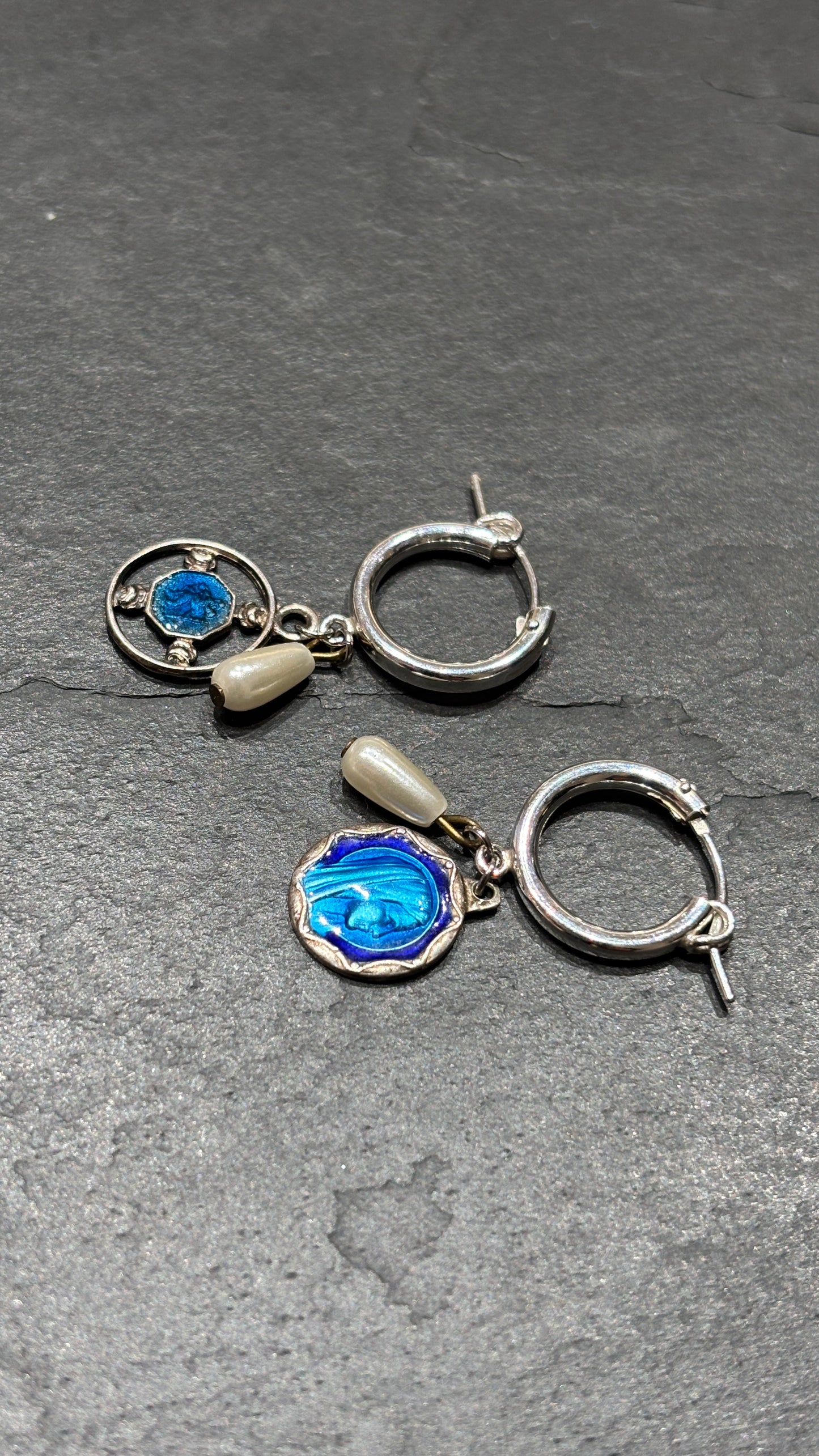 Mini créoles médailles émaillées et perles