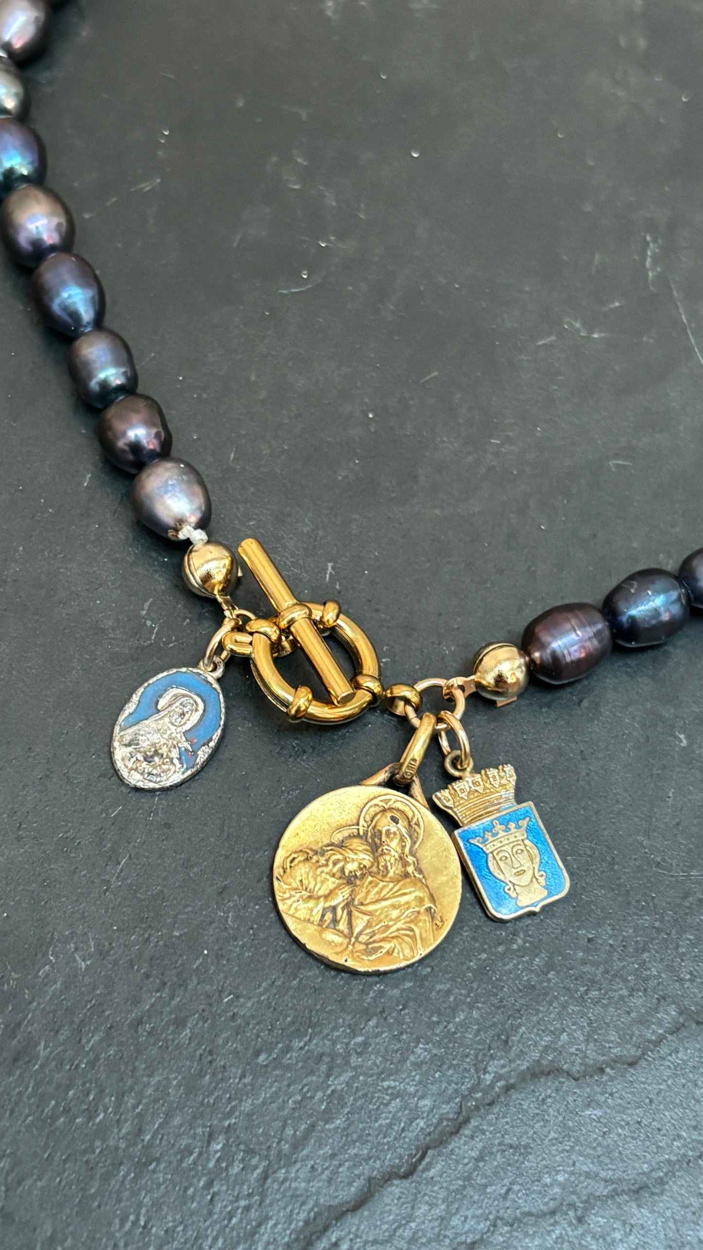 Collier de perles bleues nuit, médaille de St Jean Baptiste, Ste Thérèse et blason Danois