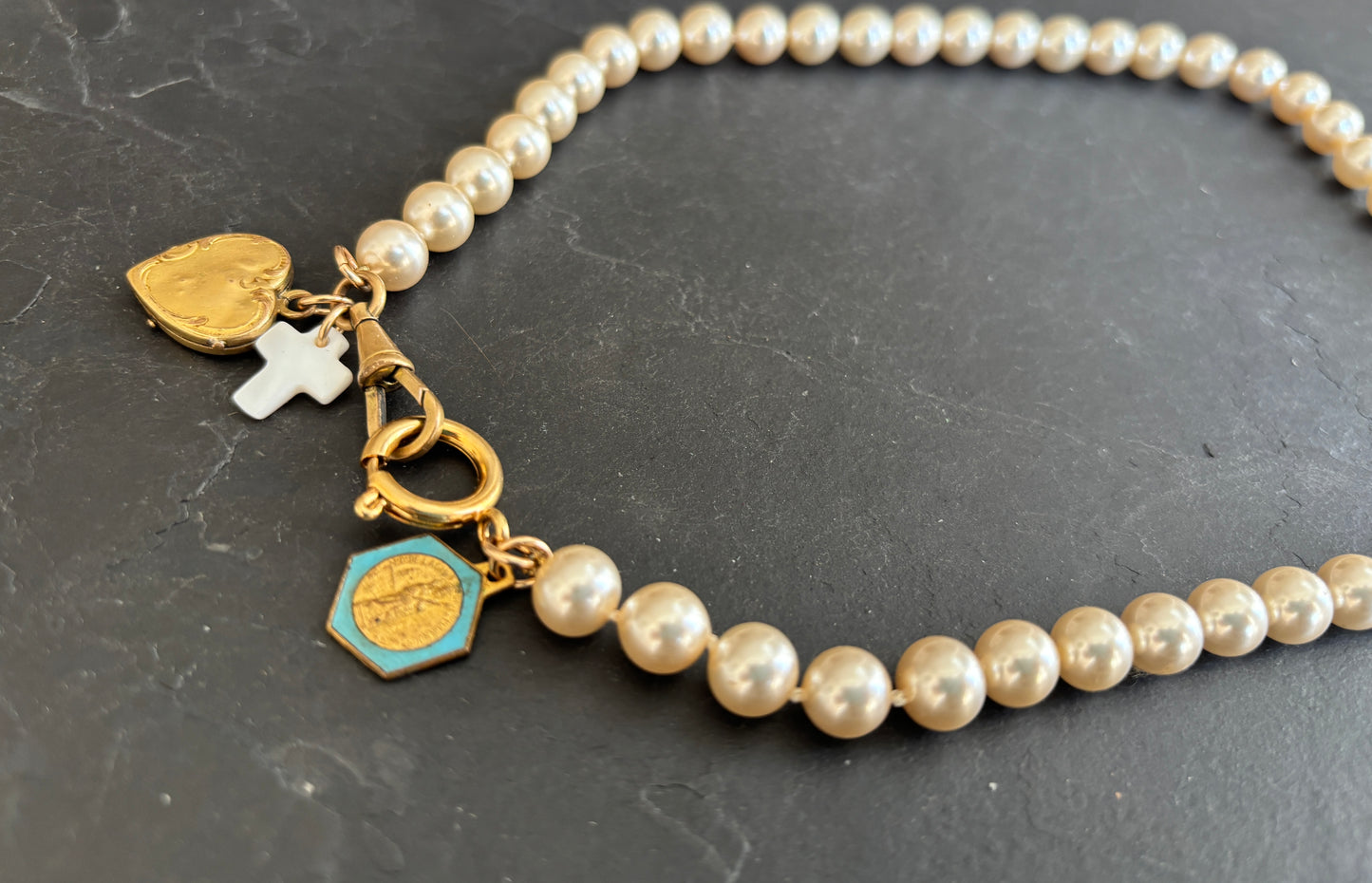 Collier de perles, cœur à secret et médaille de ND de Lachet - blissparis