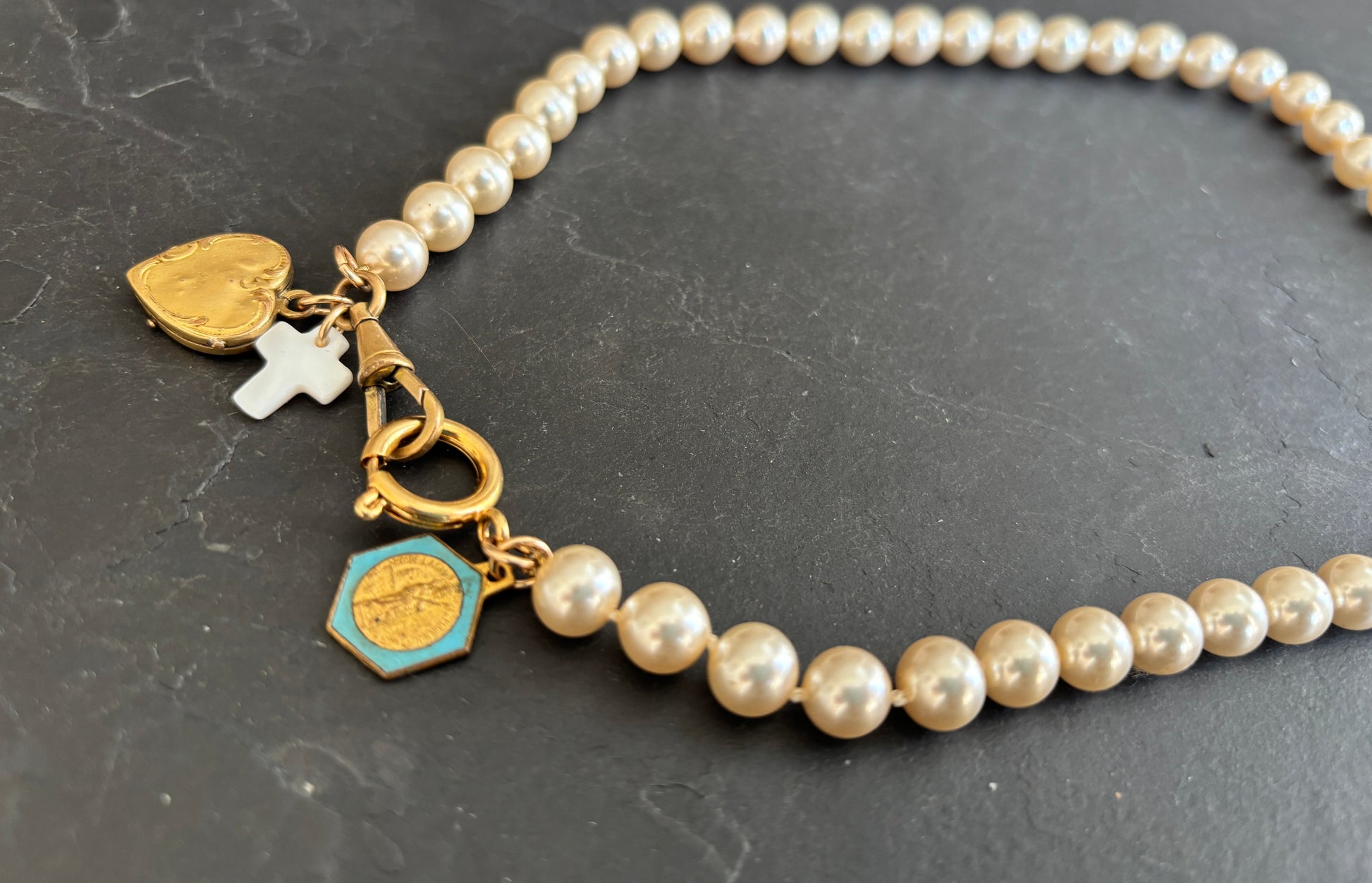 Collier de perles, cœur à secret et médaille de ND de Lachet - blissparis