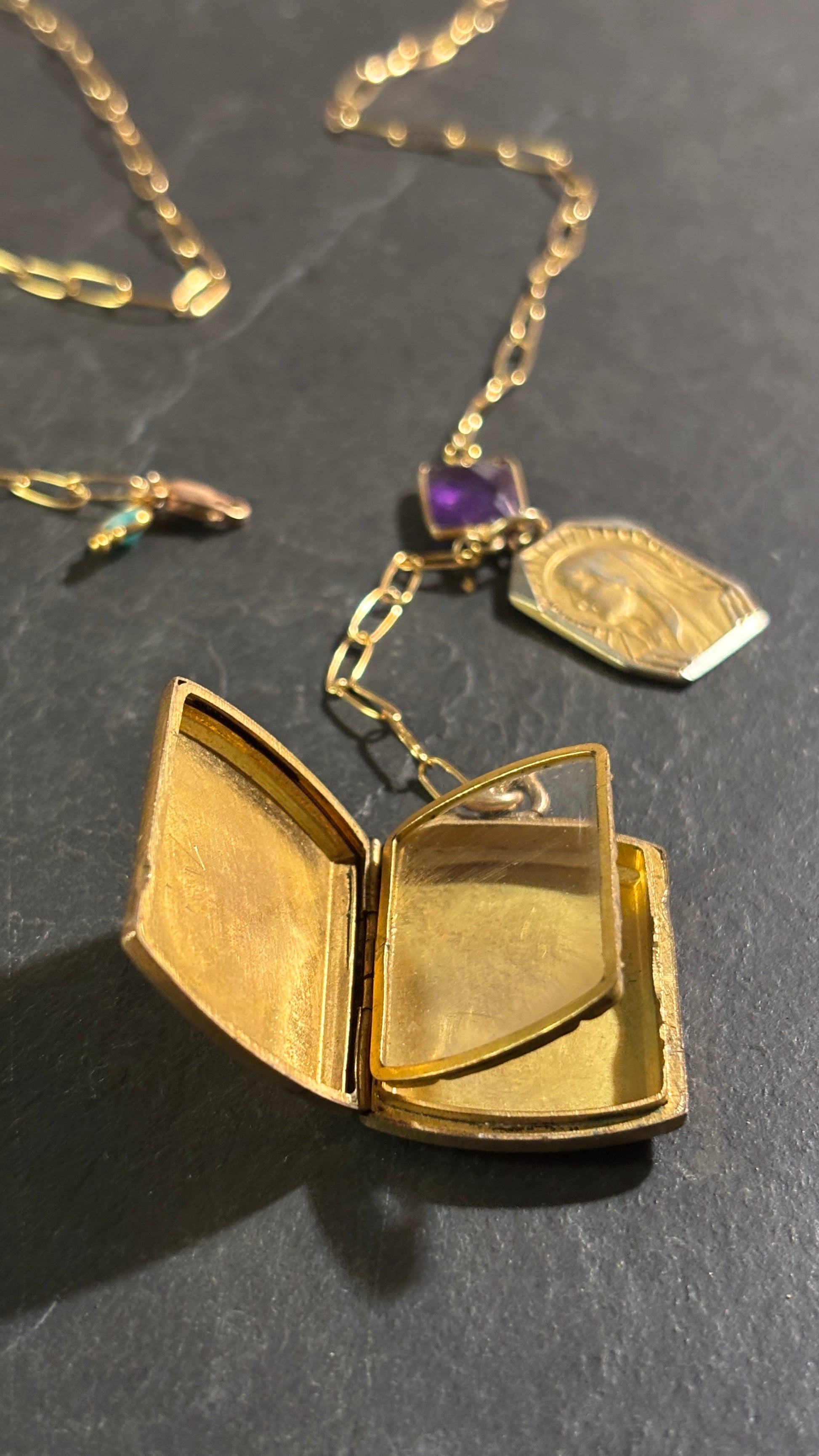 Collier lasso , améthyste et médaille à secret initiales DG. - blissparis