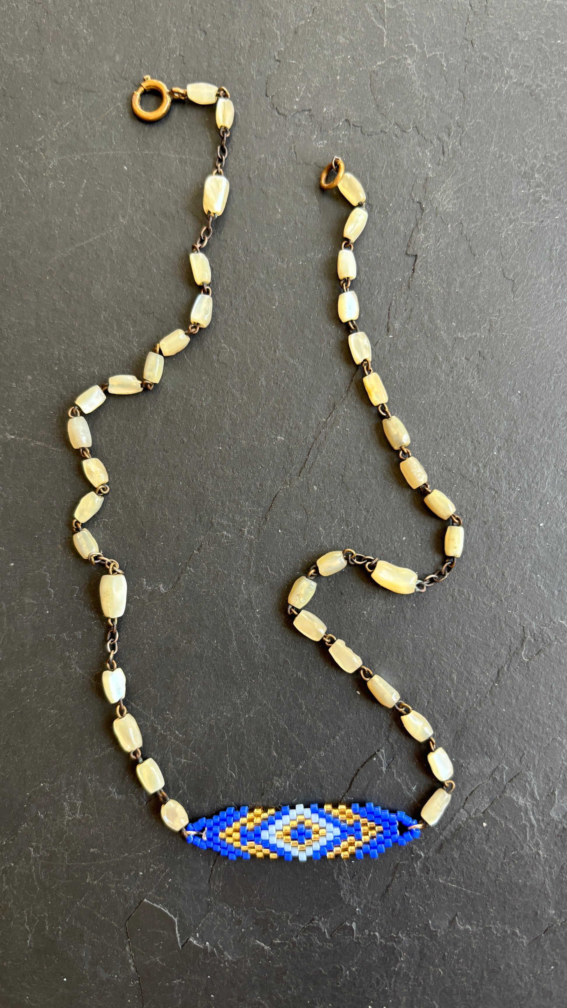 Collier en chapelet de nacre et motif brésilien - blissparis