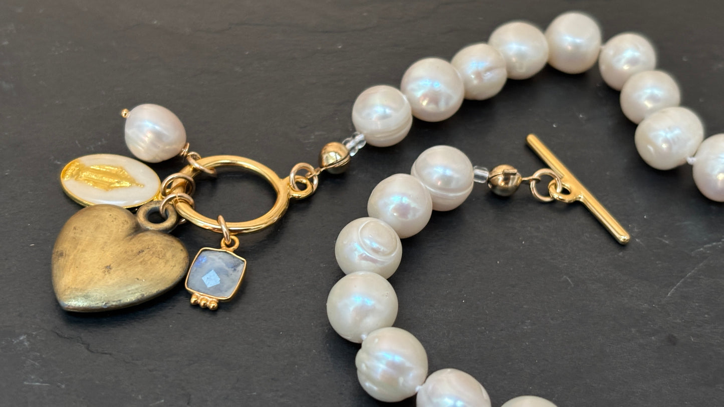 Collier de perles baroques, cœur 80s, Médaille Miraculeuse et Pierre de Lune
