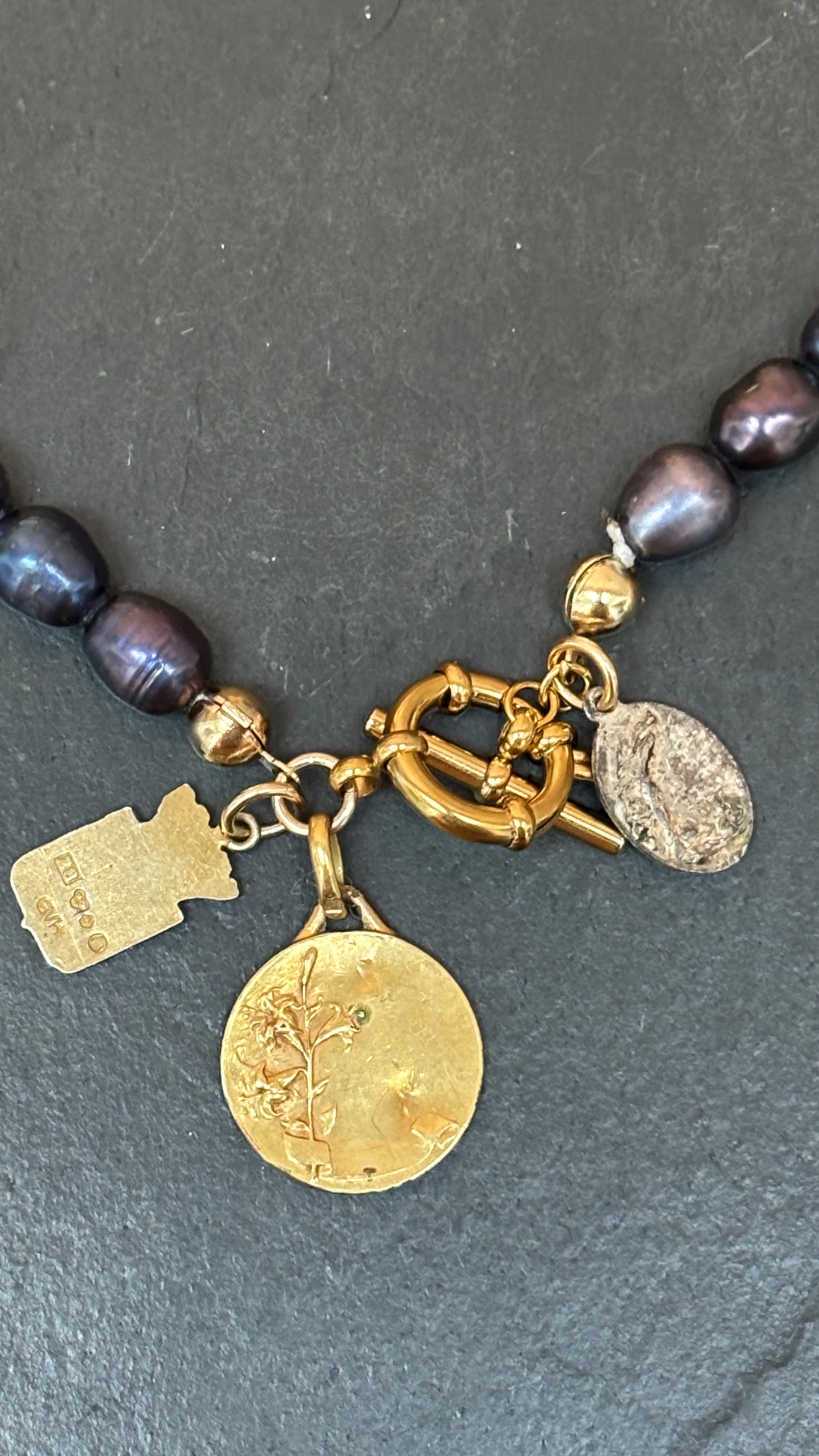 Collier de perles bleues nuit, médaille de St Jean Baptiste, Ste Thérèse et blason Danois