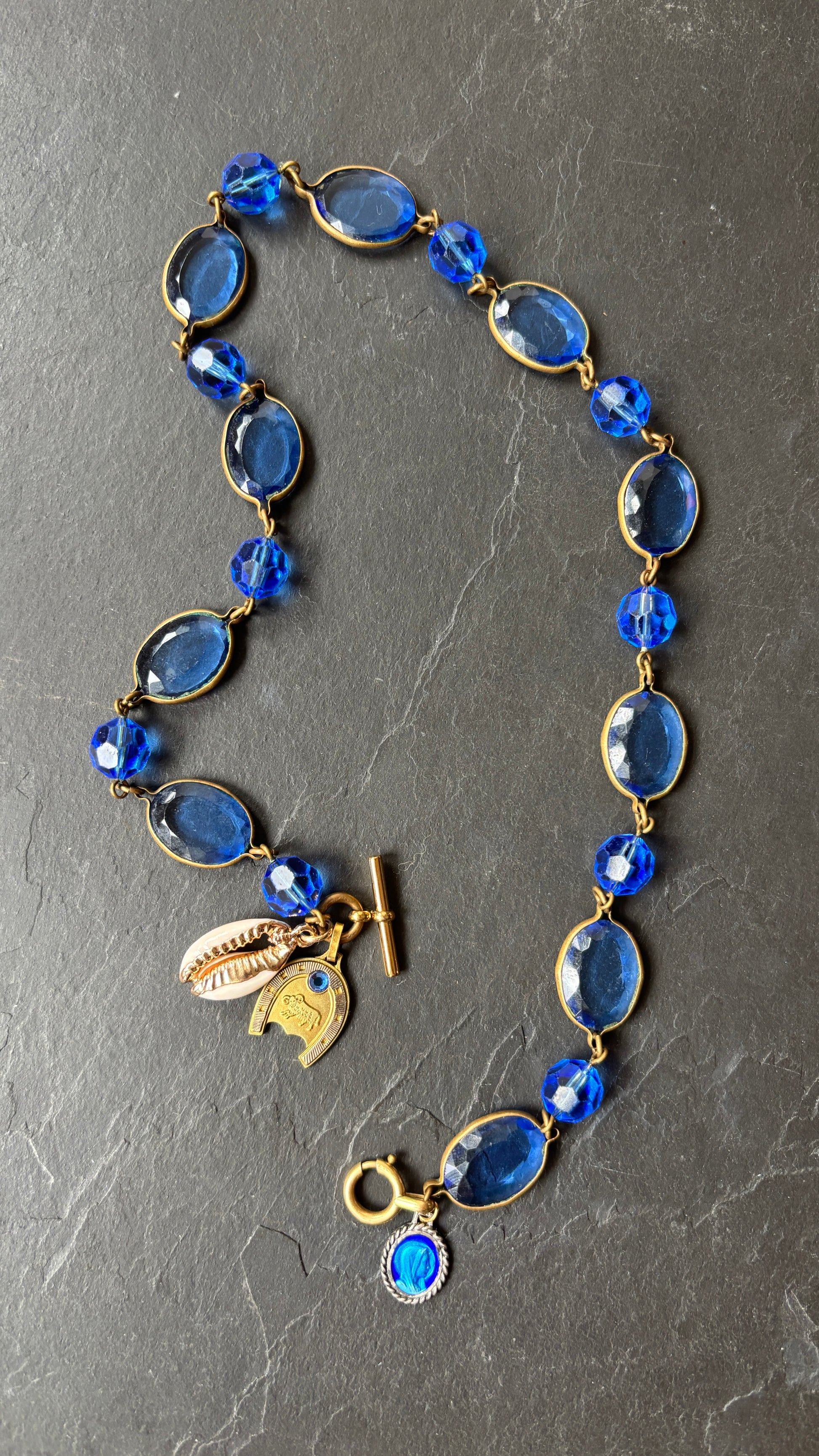 BELIER. Collier en verre bleu, médaille du zodiaque et coquillage. - blissparis