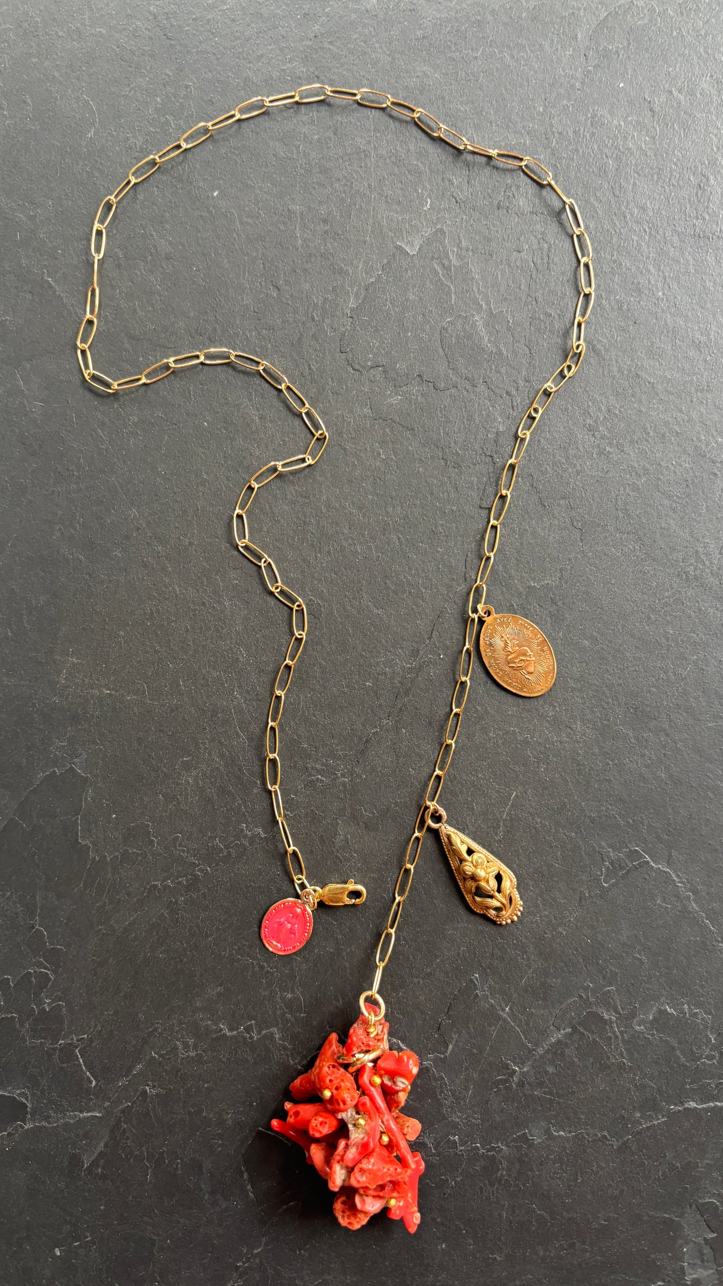 Collier lasso corail rouge et médaillons anciens