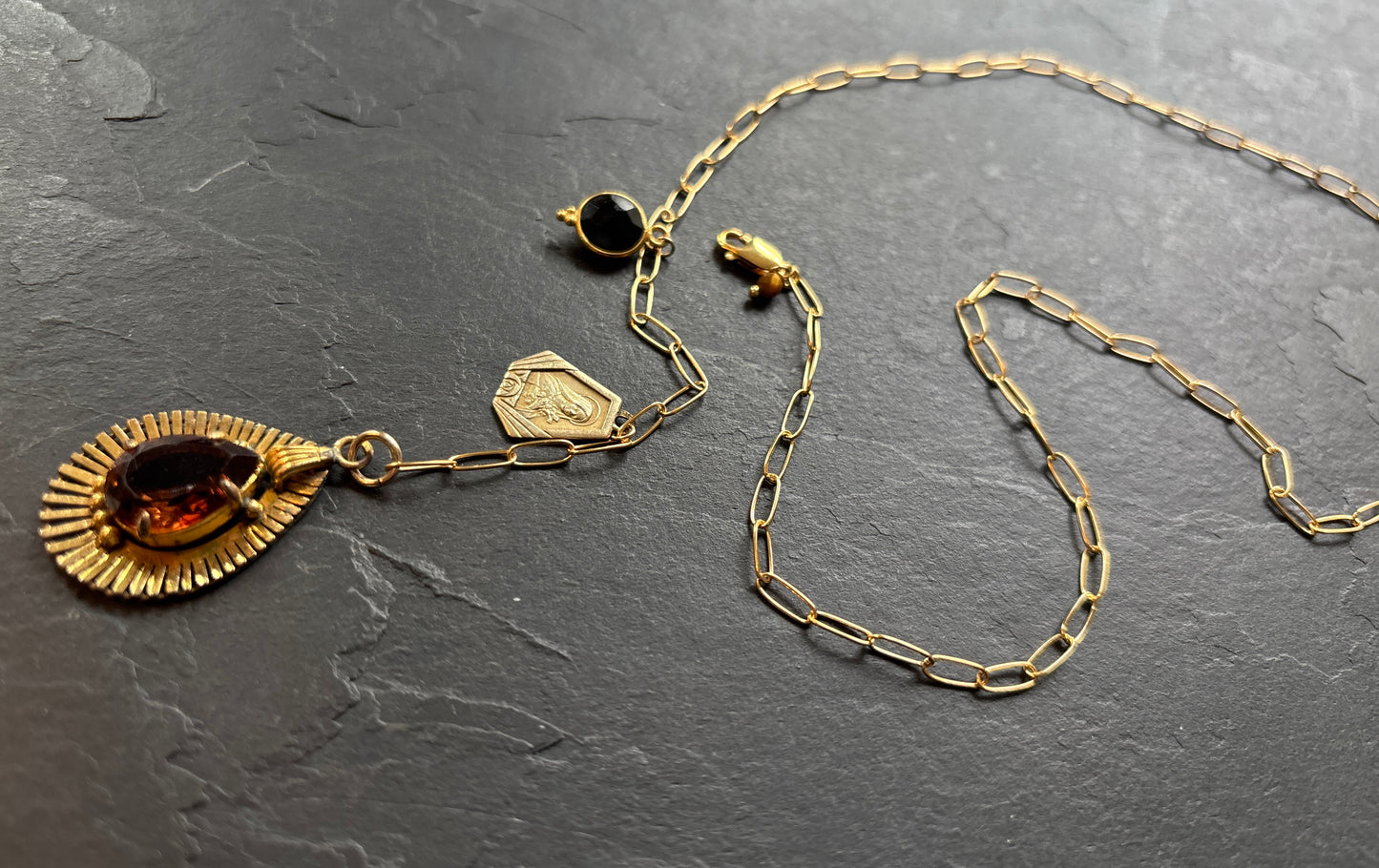 Collier lasso médaillon 70, médaille de Ste Thérèse et quartz cognac - blissparis