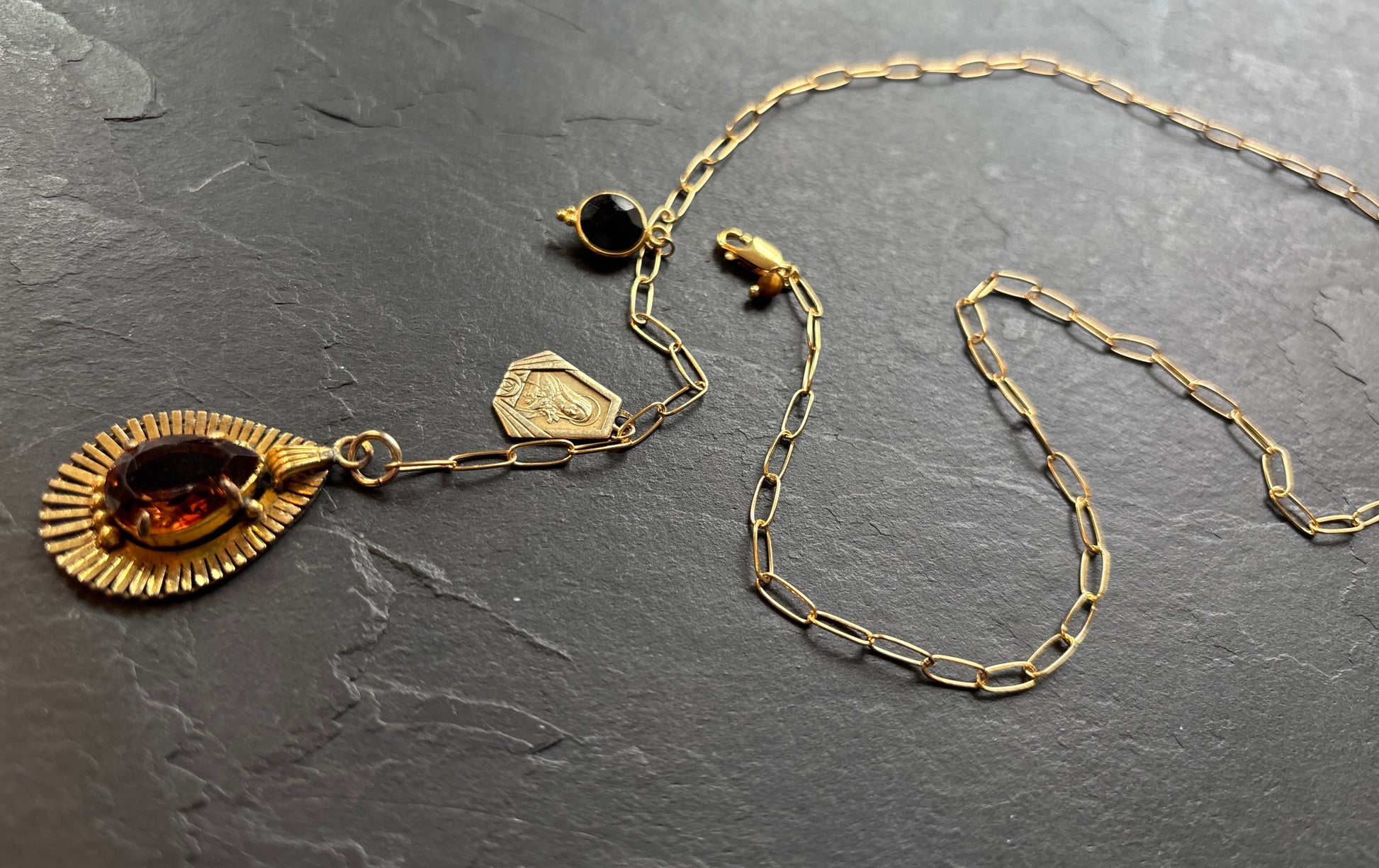 Collier lasso médaillon 70, médaille de Ste Thérèse et quartz cognac - blissparis