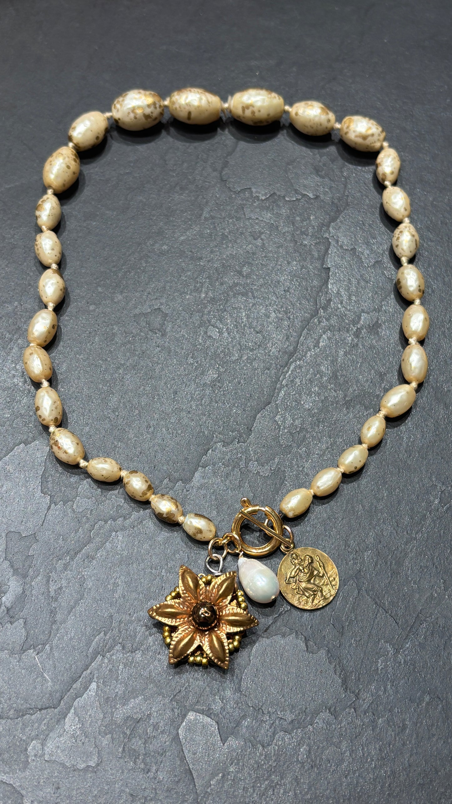 Collier de perles fantaisies , médaille de St Christophe, perle et fleur ancienne