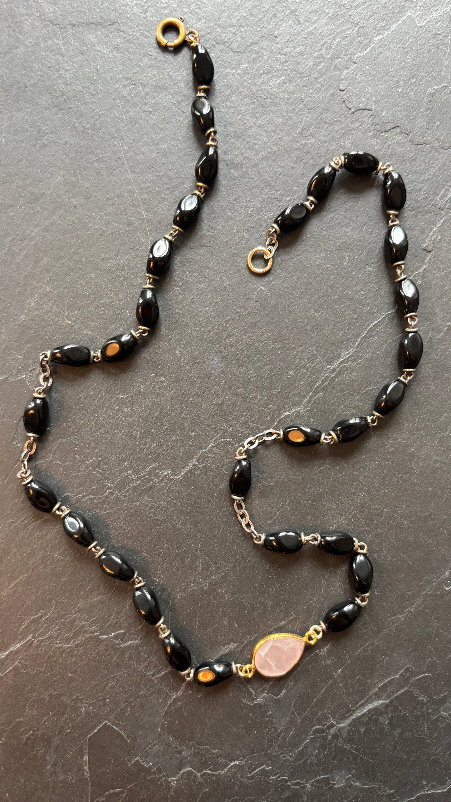 Collier chapelet noir et quartz rose - blissparis