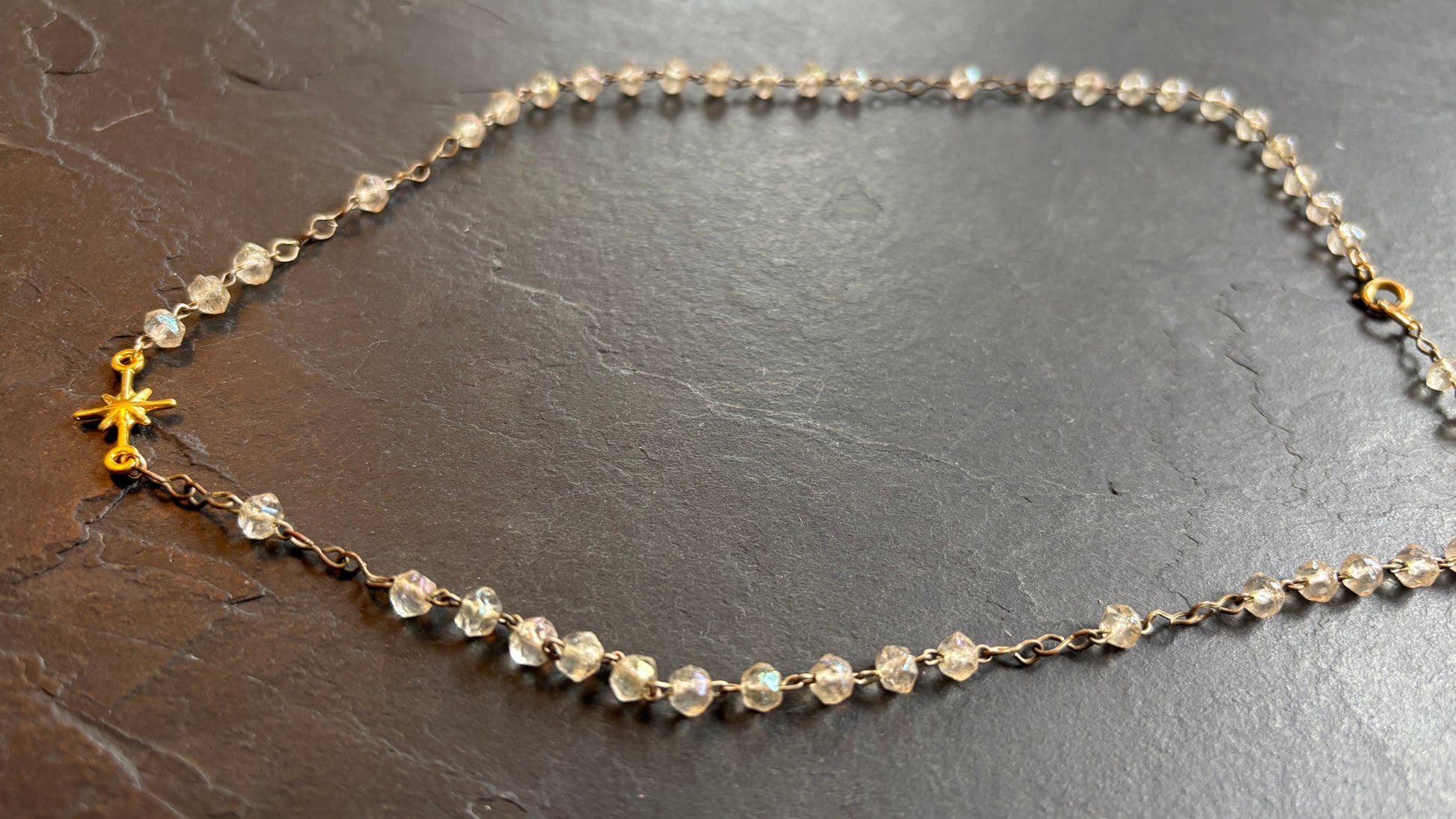 Collier chapelet en perles de verre et étoile - blissparis