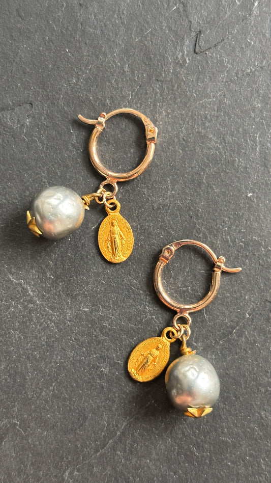Mini créoles médailles miraculeuses et perles grises