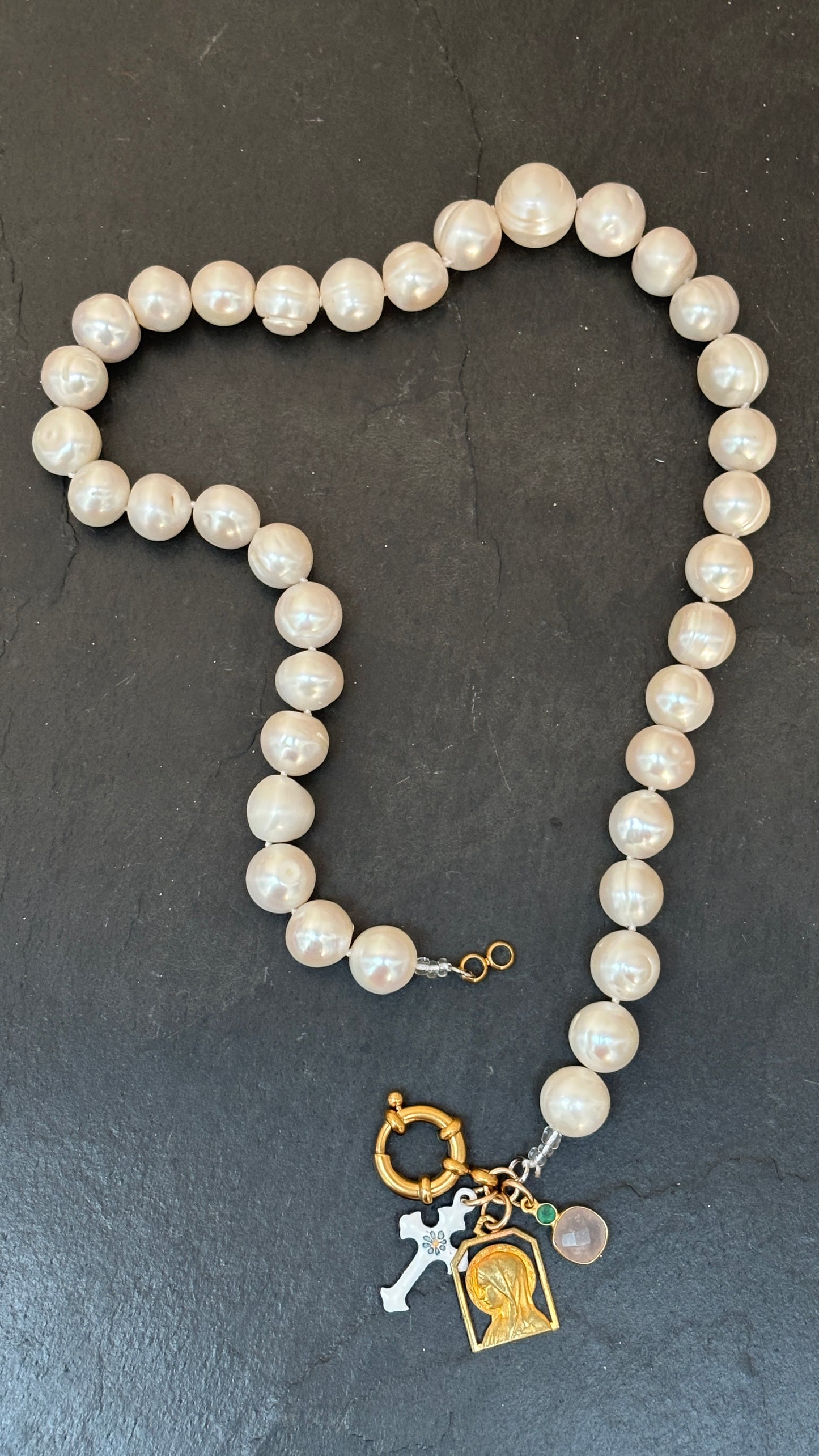Collier de perles baroques, croix bretonne, Vierge au Voile et Quartz rose