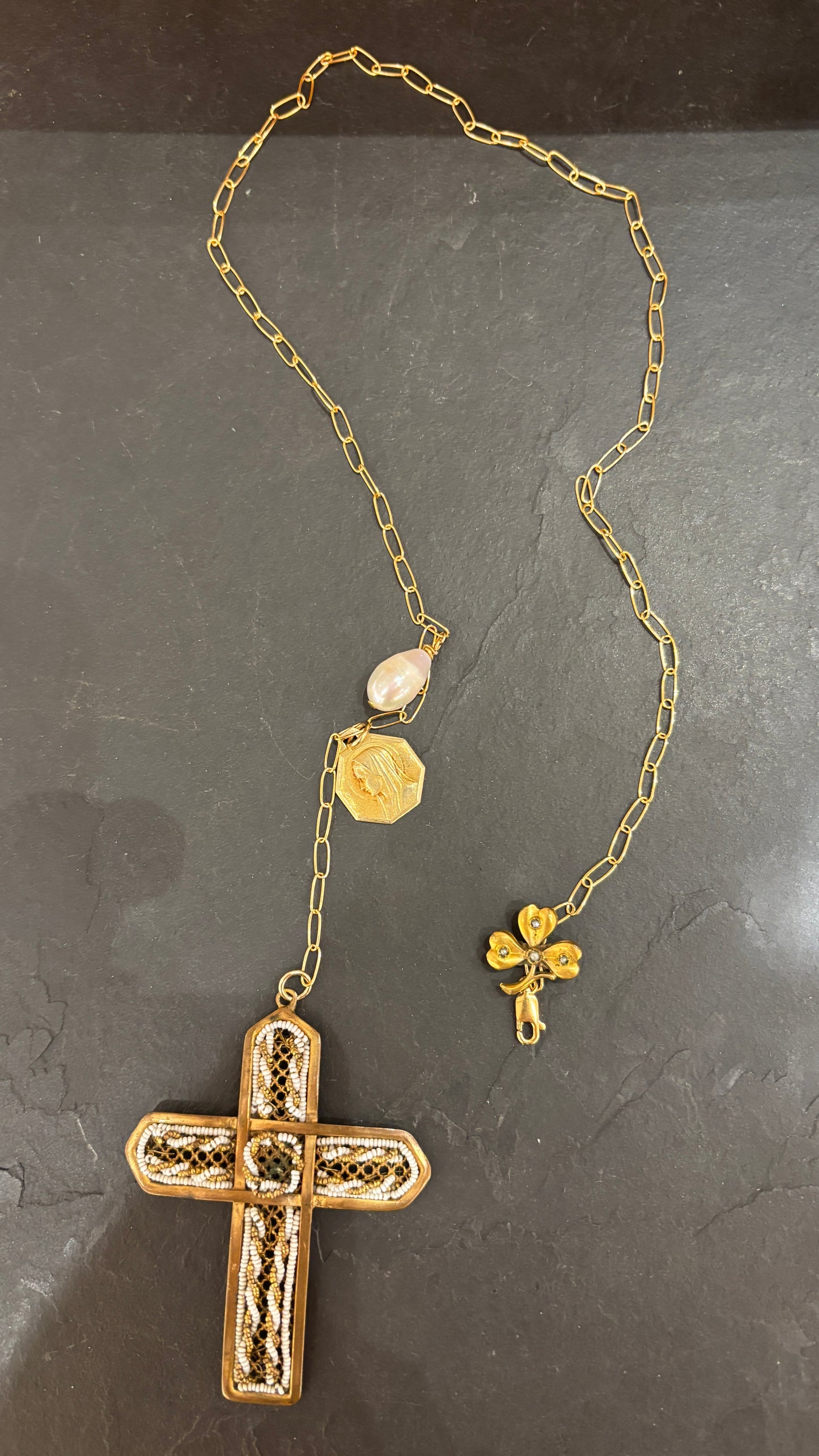 Collier lasso, trèfle et croix perlée