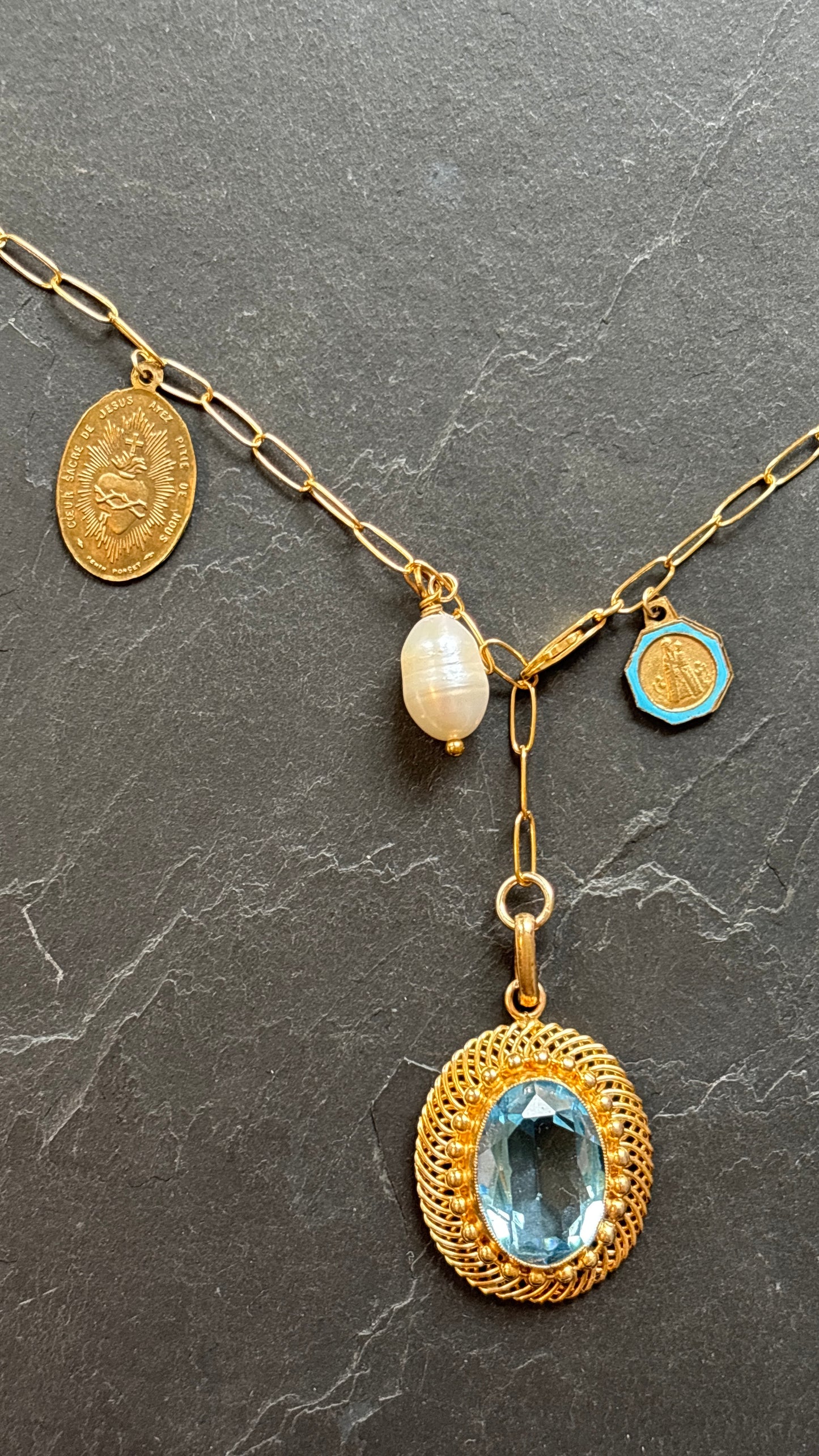 Collier lasso, médaillon en Topaze années 50, Vierge émaillée et perle baroque - blissparis
