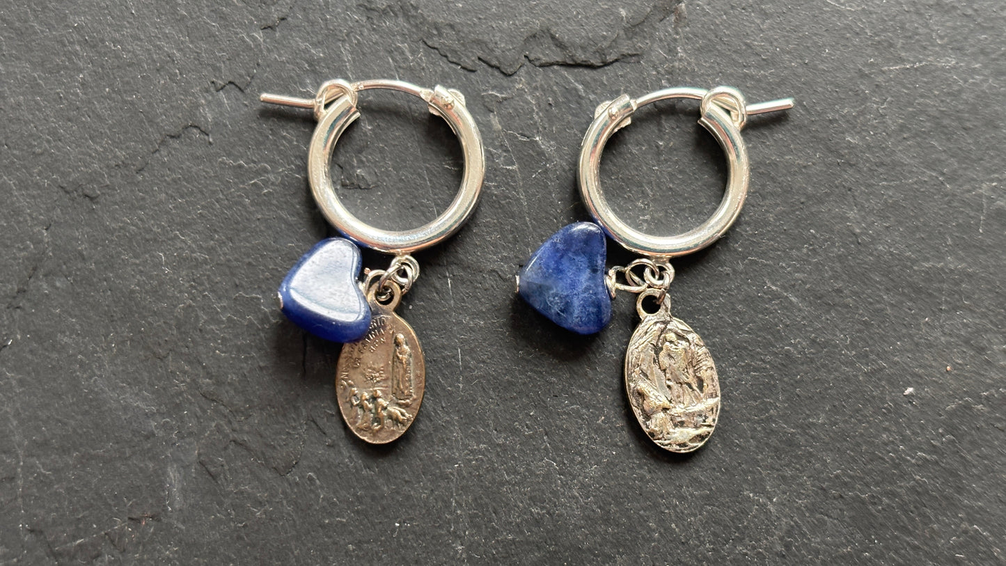 Mini créoles en argent, agate bleue et médailles