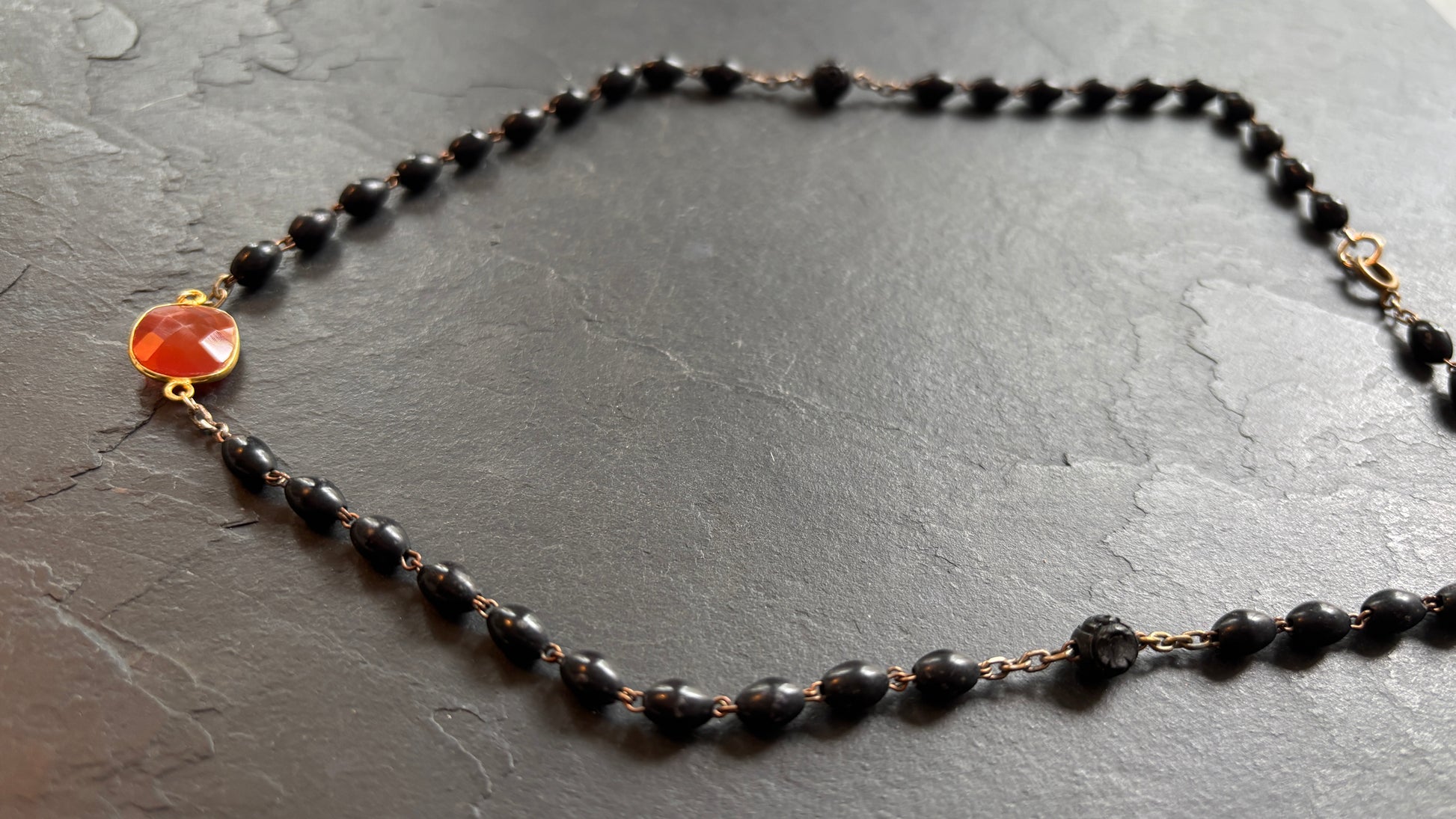 Collier chapelet noir et cornaline - blissparis