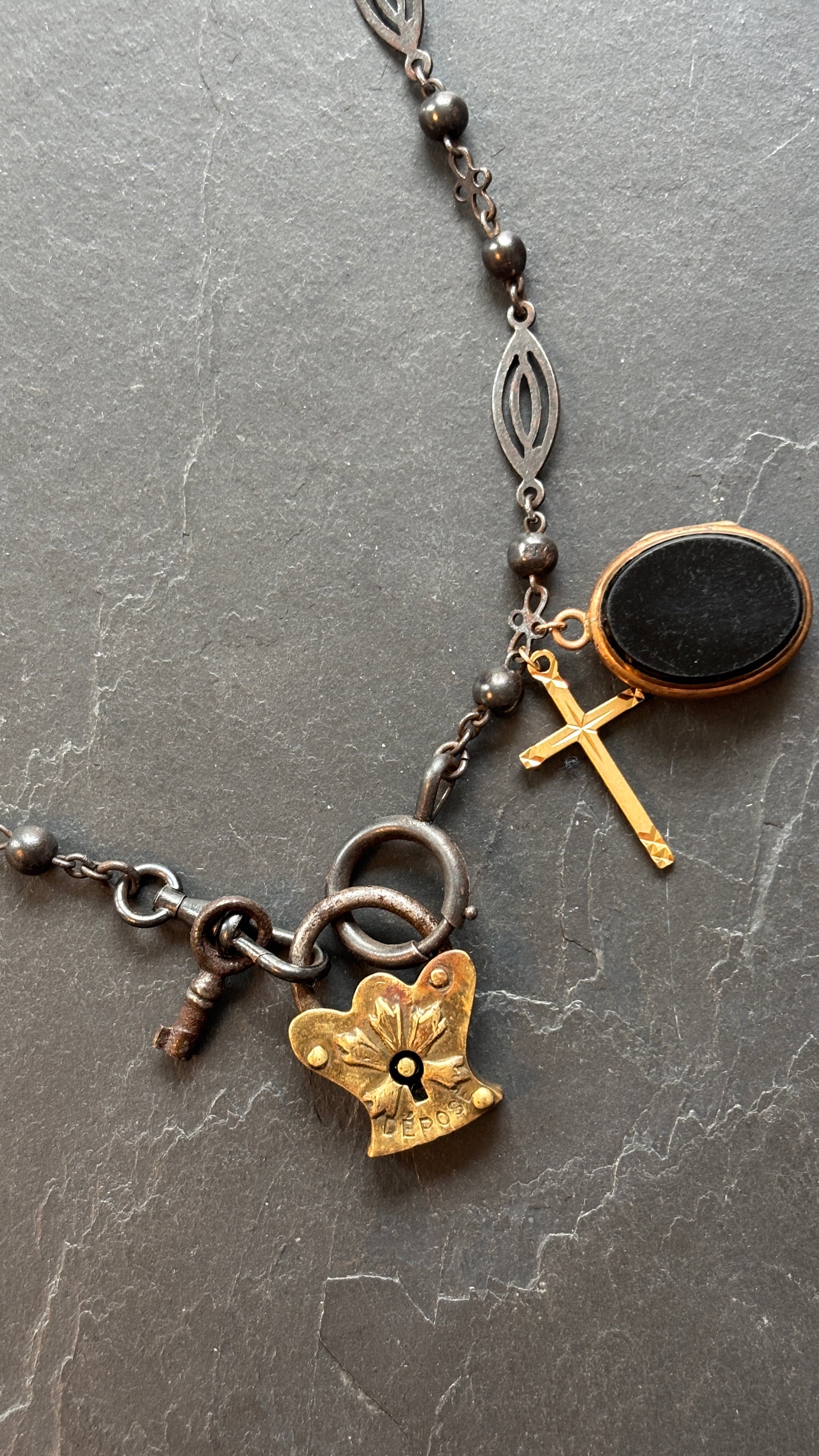 Collier chaîne de montre, cadenas, croix et médaillon à secret - blissparis