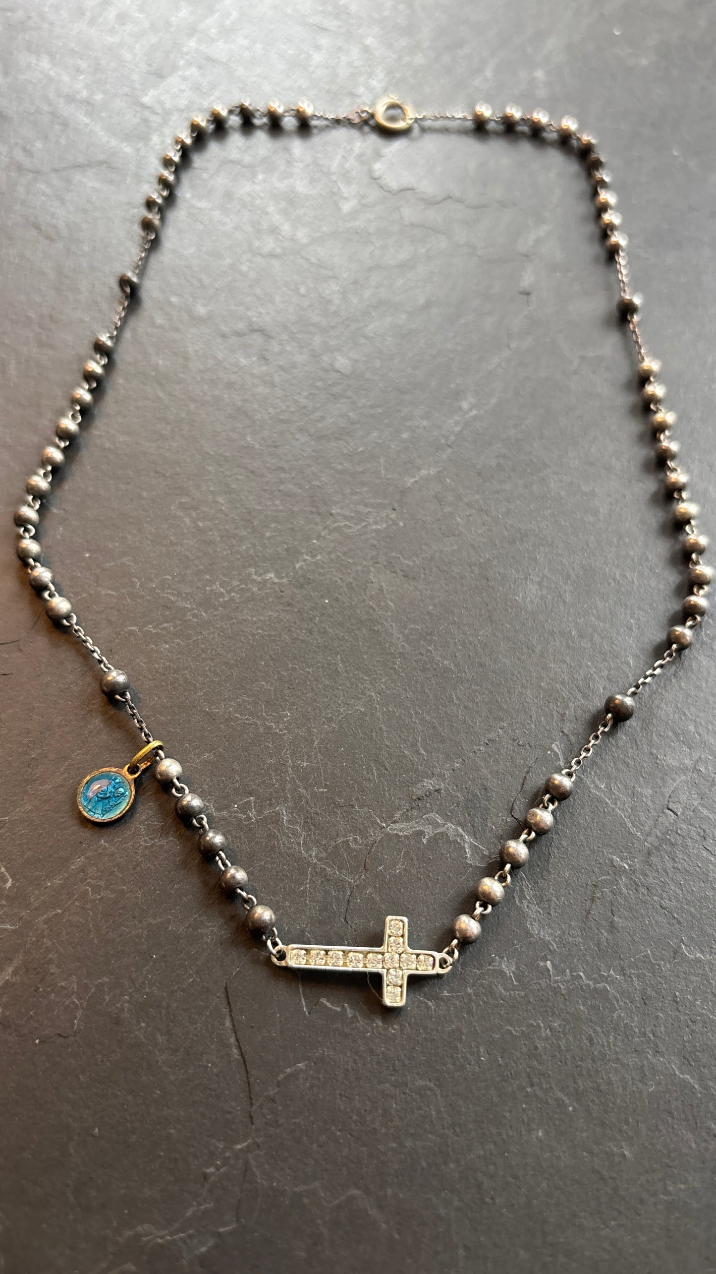 Collier chapelet en perles d’inox, médaille émaillée et croix strassée - blissparis