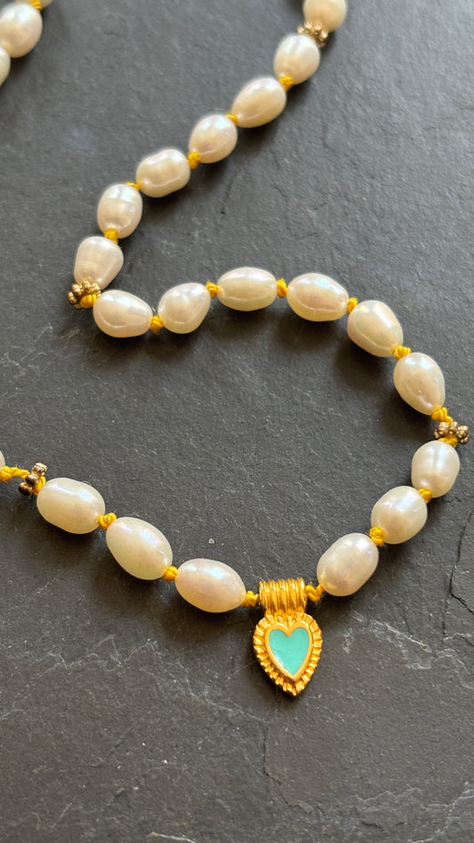 Collier de perles upcyclees sur fil de soie jaune - blissparis