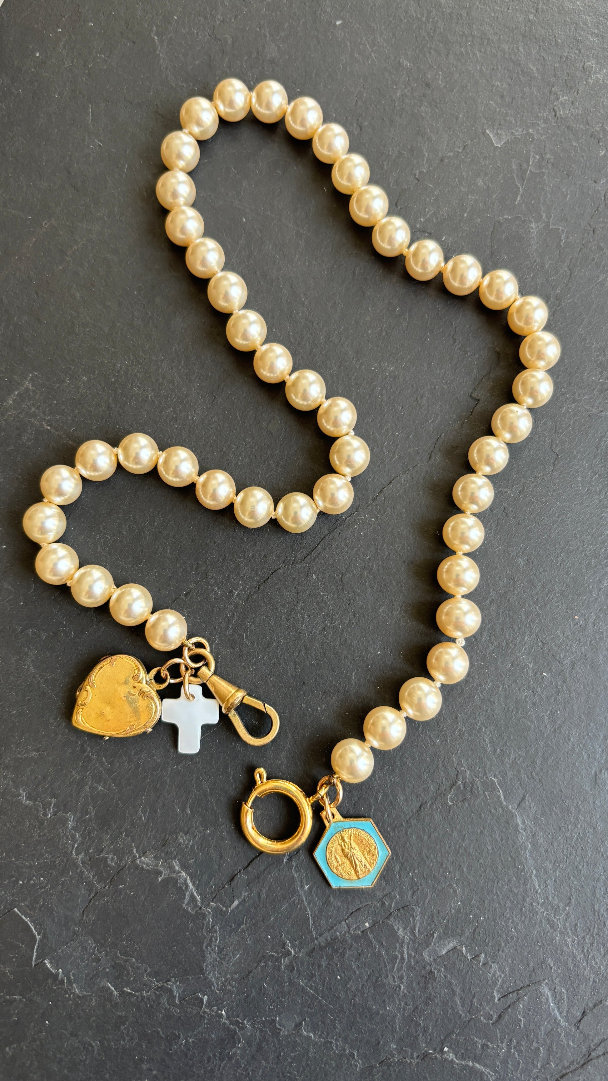 Collier de perles, cœur à secret et médaille de ND de Lachet - blissparis