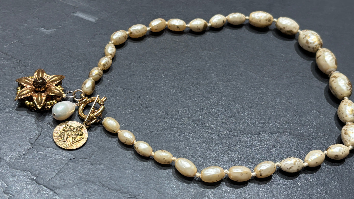 Collier de perles fantaisies , médaille de St Christophe, perle et fleur ancienne