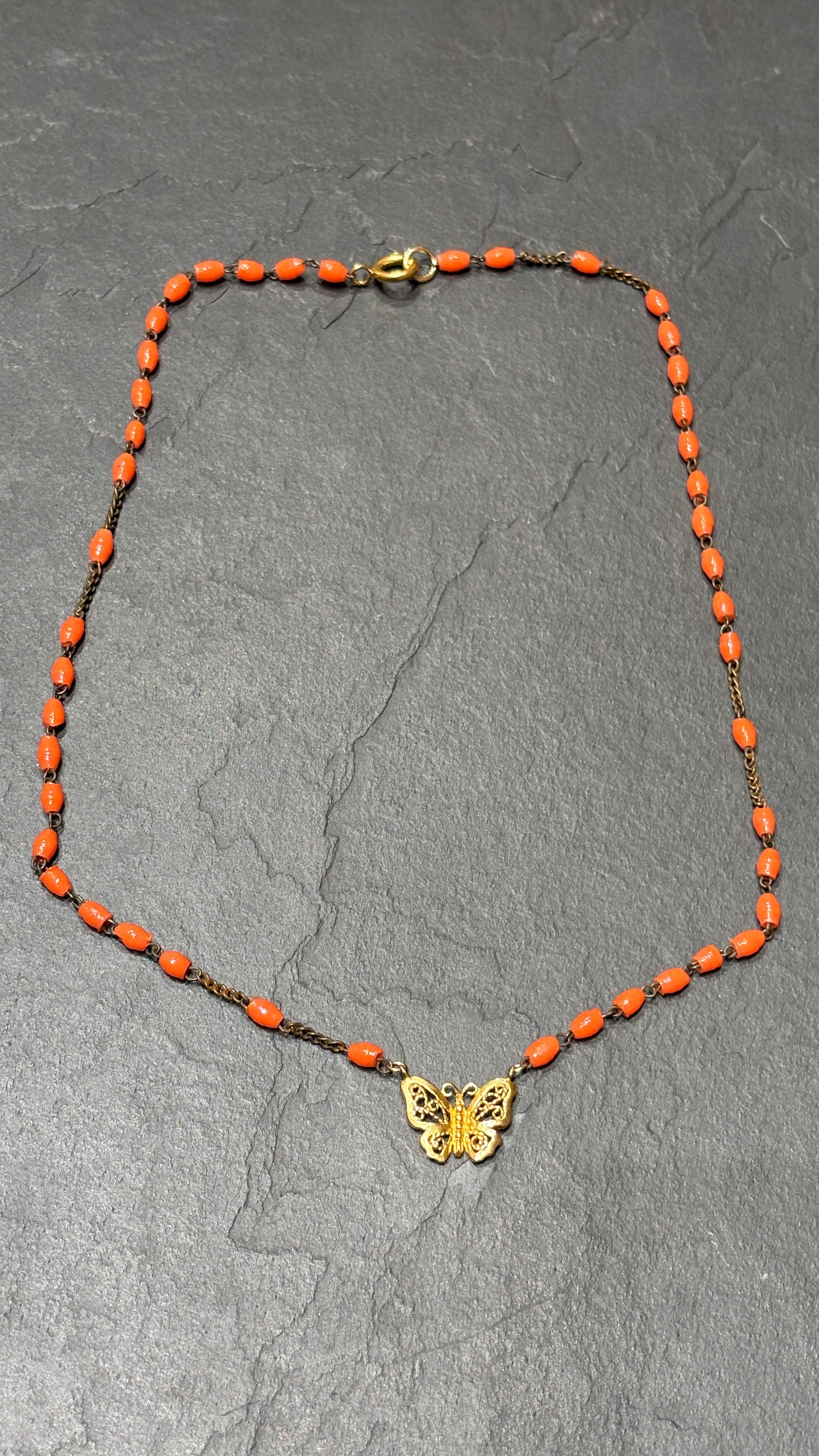 Collier chapelet orange et papillon en filigrane
