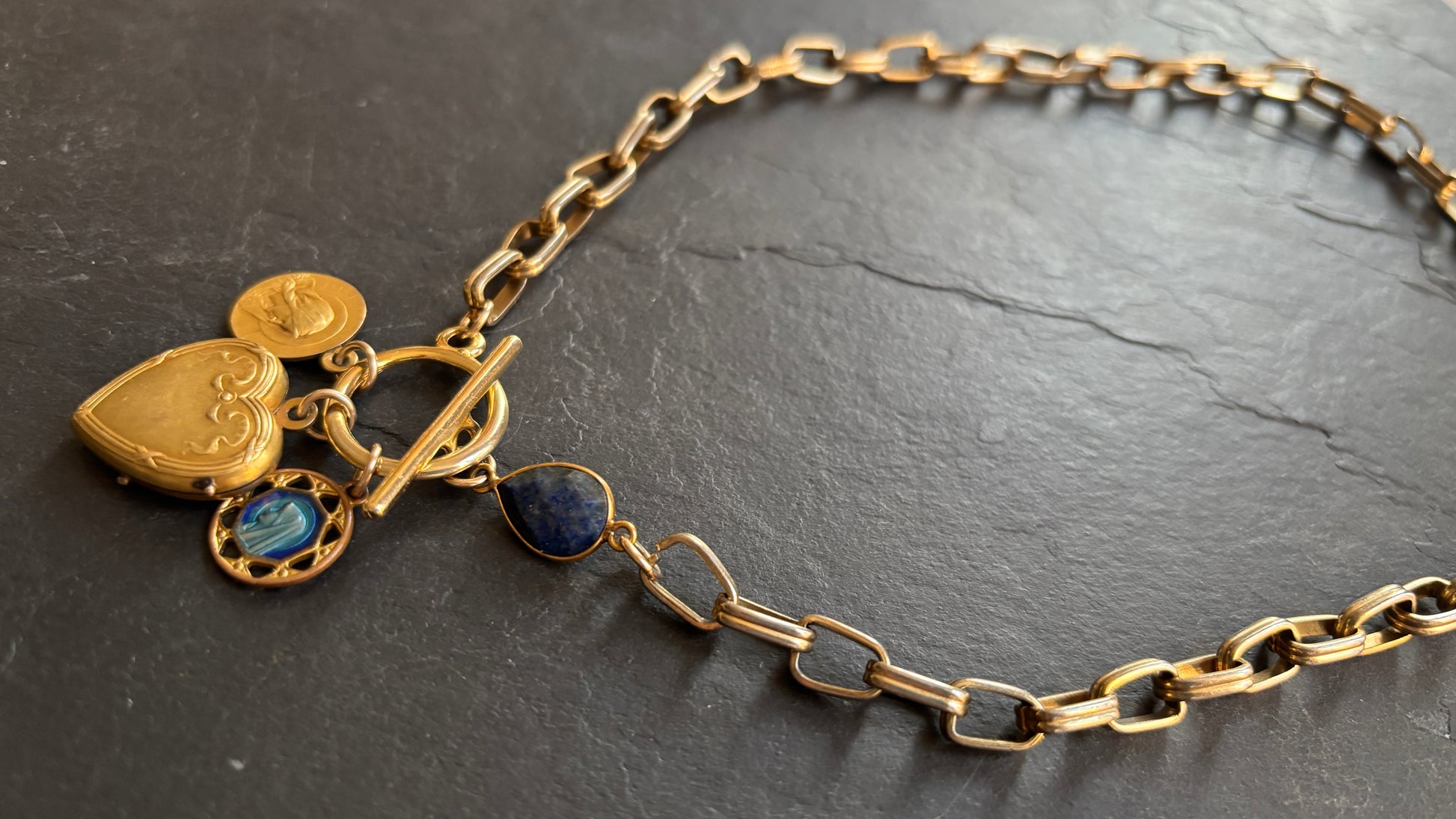 Collier chaîne 70s, cœur à secret et médailles - blissparis