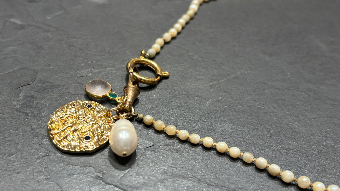 VERSAU. Collier de perles ancien, quartz rose et zodiaque