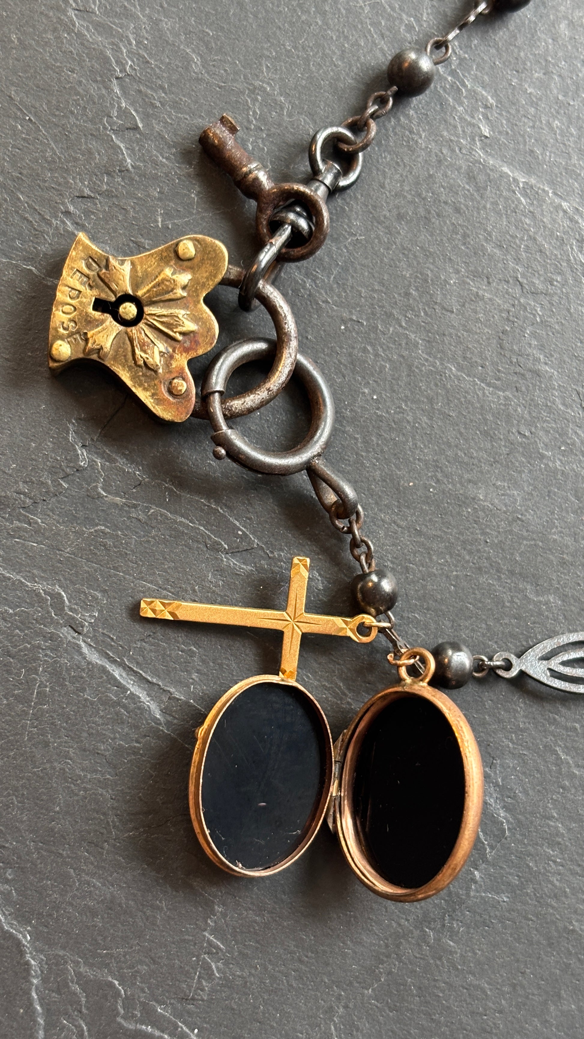Collier chaîne de montre, cadenas, croix et médaillon à secret - blissparis