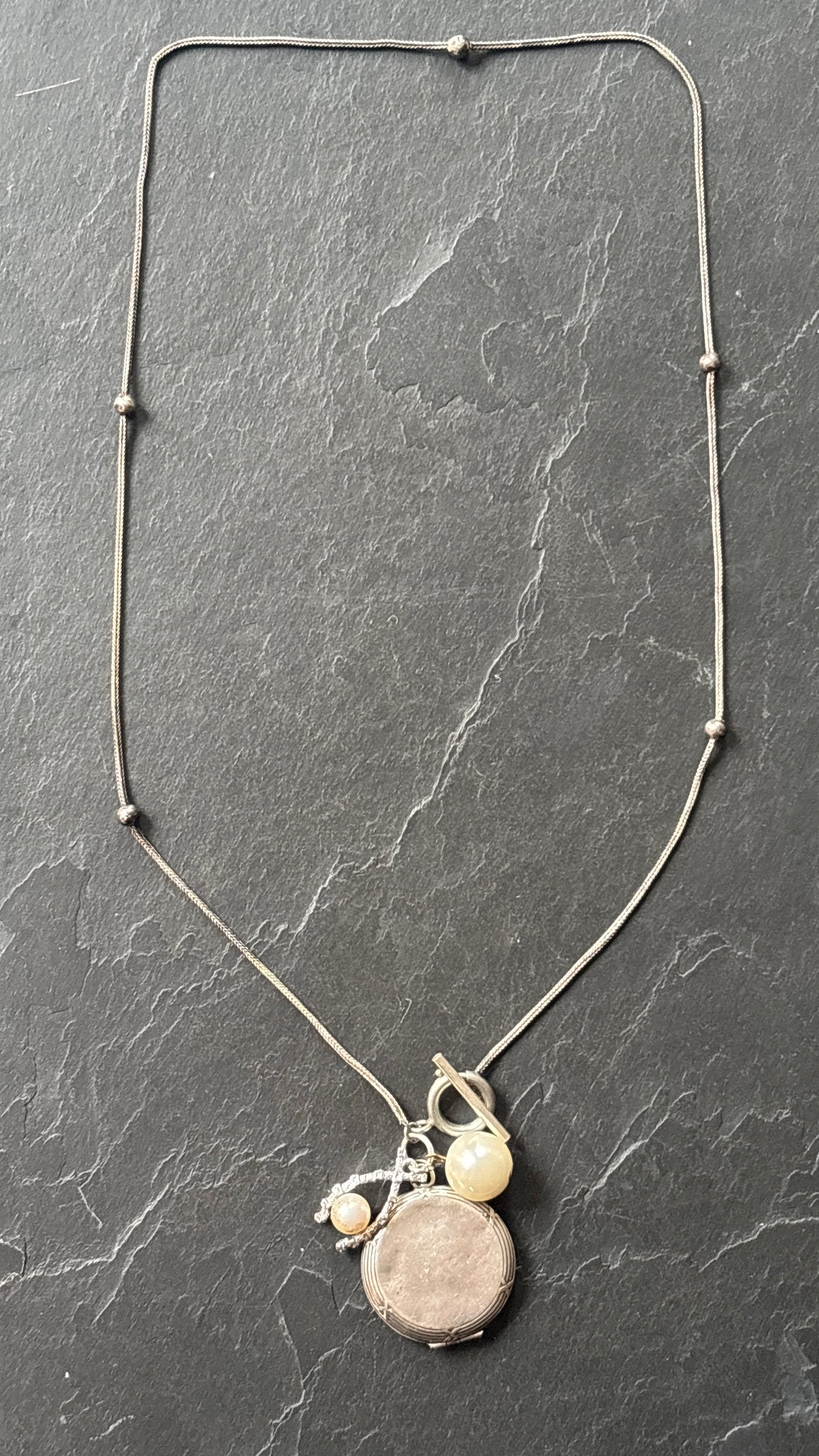 Collier en argent, médaillon à secret et perles