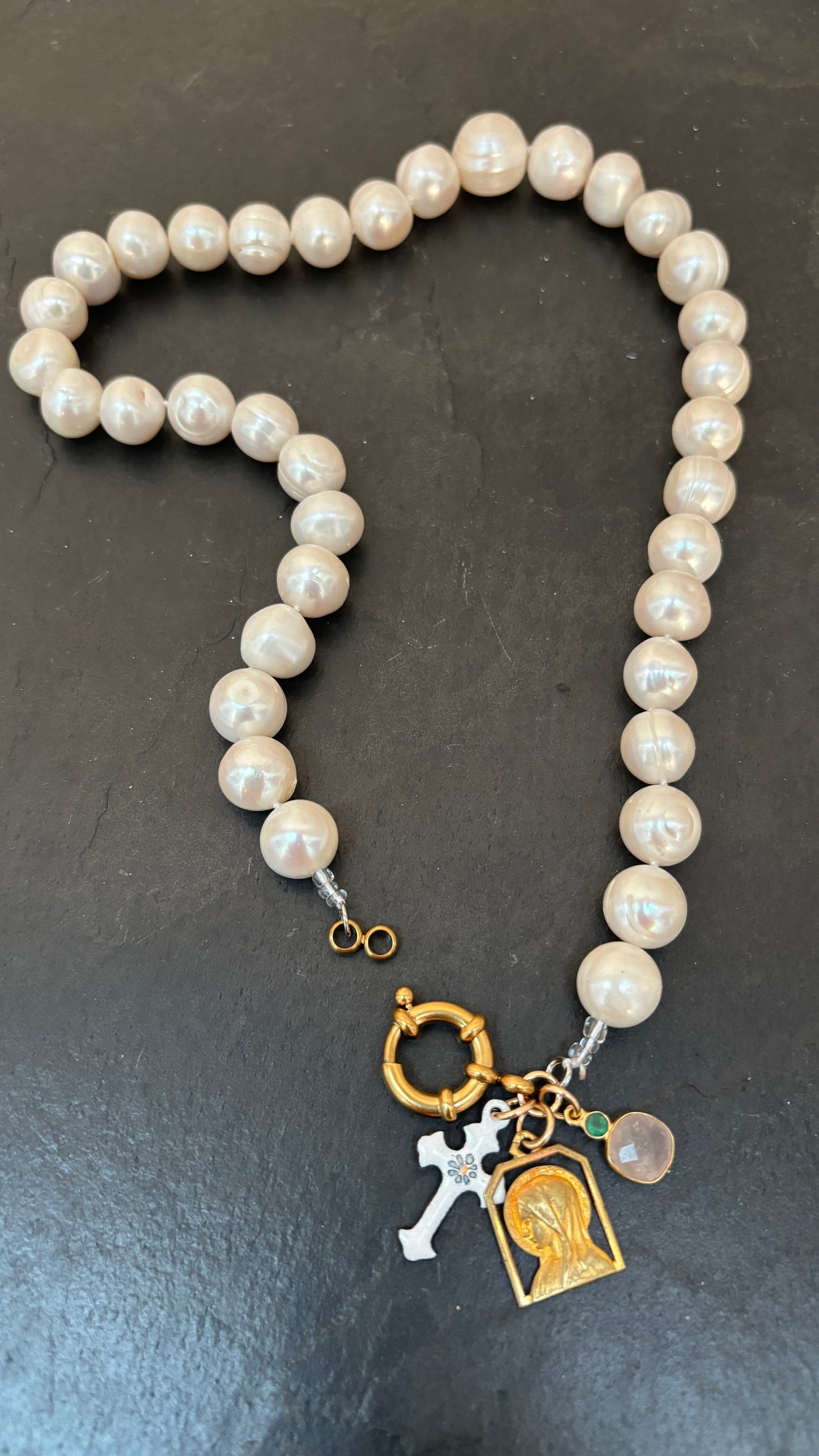 Collier de perles baroques, croix bretonne, Vierge au Voile et Quartz rose