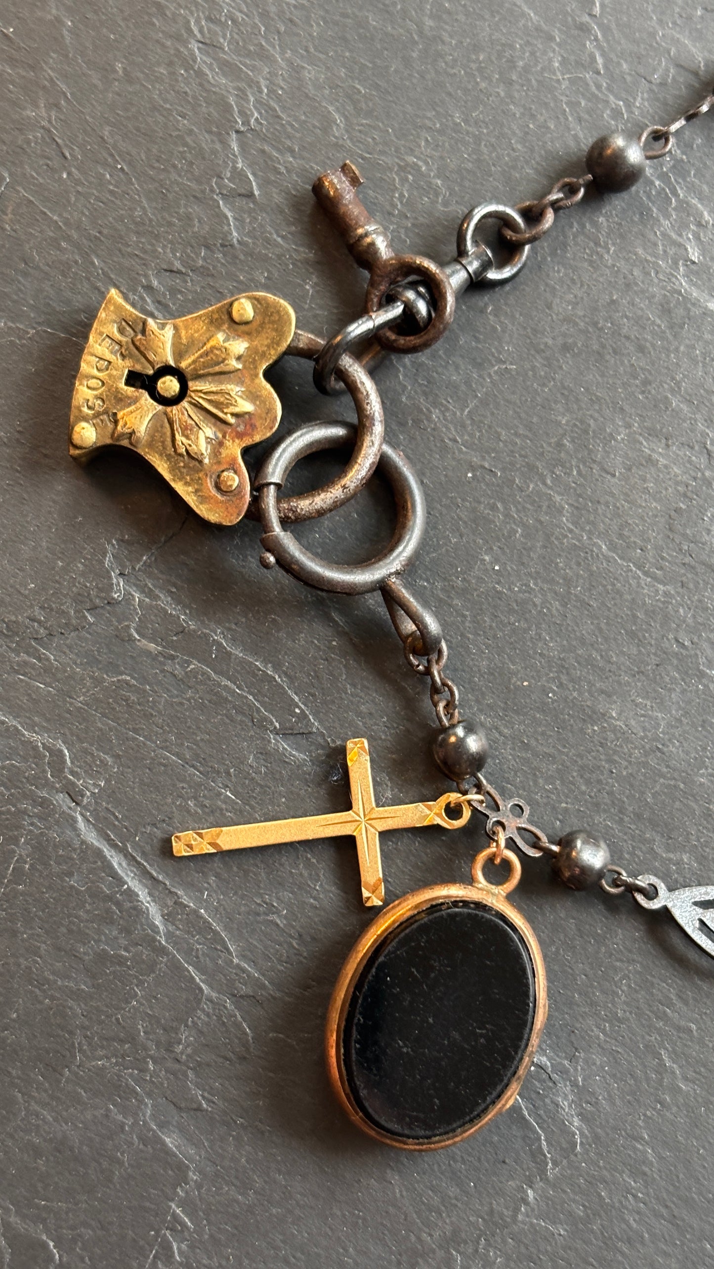 Collier chaîne de montre, cadenas, croix et médaillon à secret - blissparis