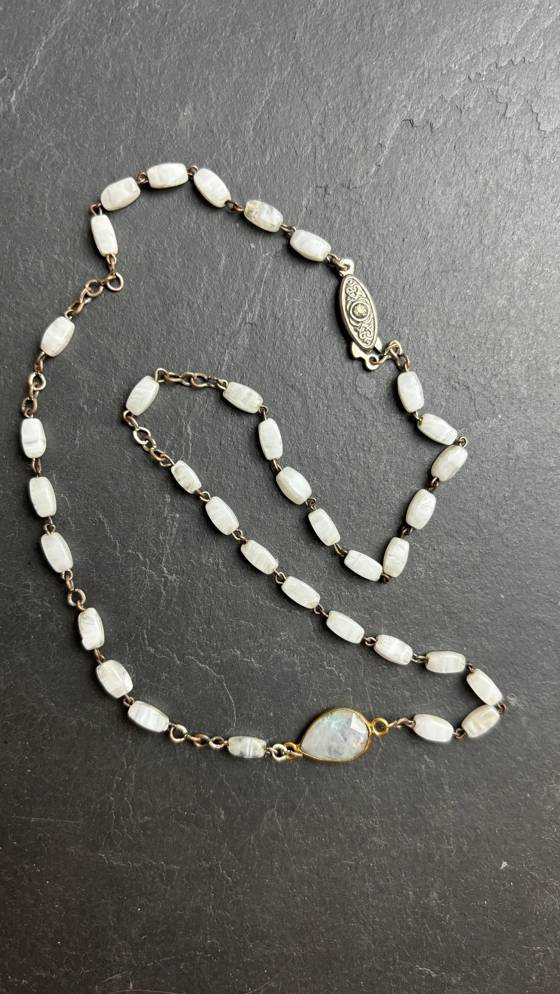 Collier chapelet blanc et Pierre de Lune - blissparis