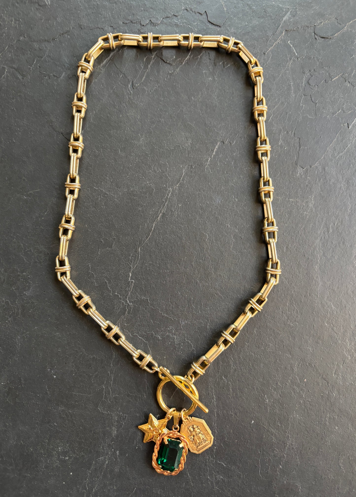 Collier chaîne 70s, pendentif en strass vert et médailles - blissparis