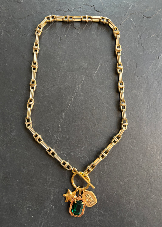 Collier chaîne 70s, pendentif en strass vert et médailles - blissparis