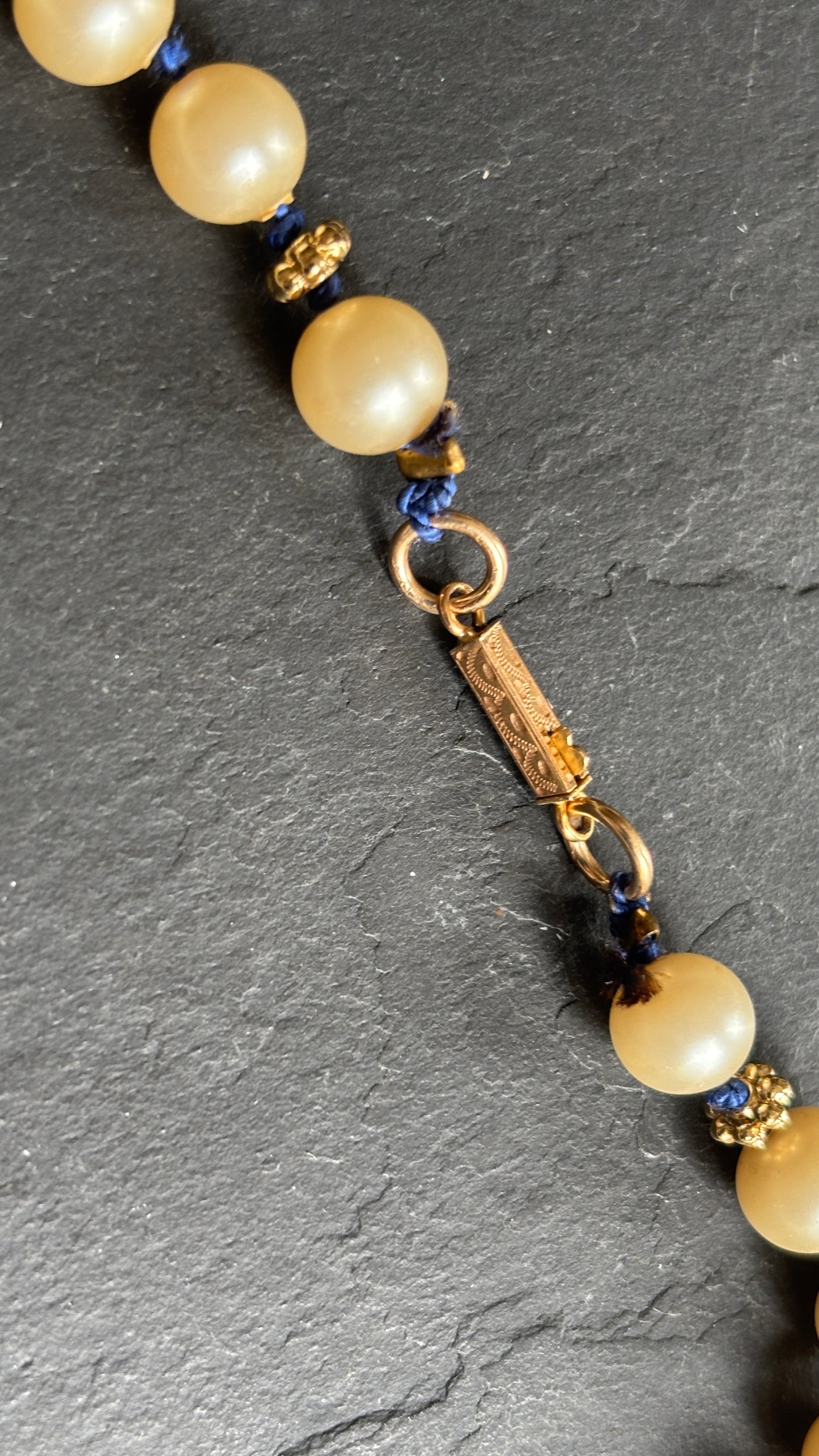 Collier de perles anciennes nouées sur fil bleu - blissparis