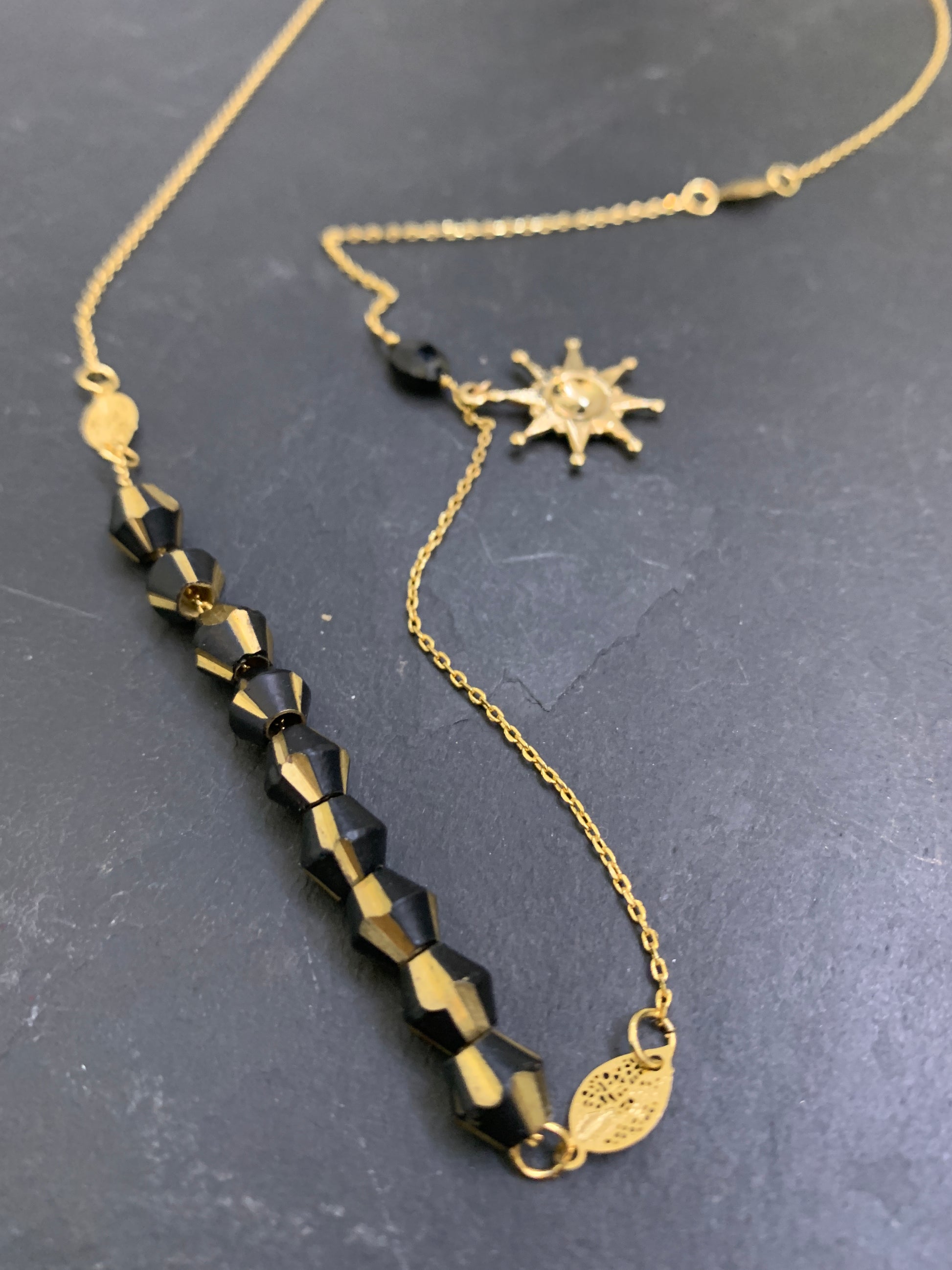 Collier chaîne fine, grenat et perles laquées noires - blissparis