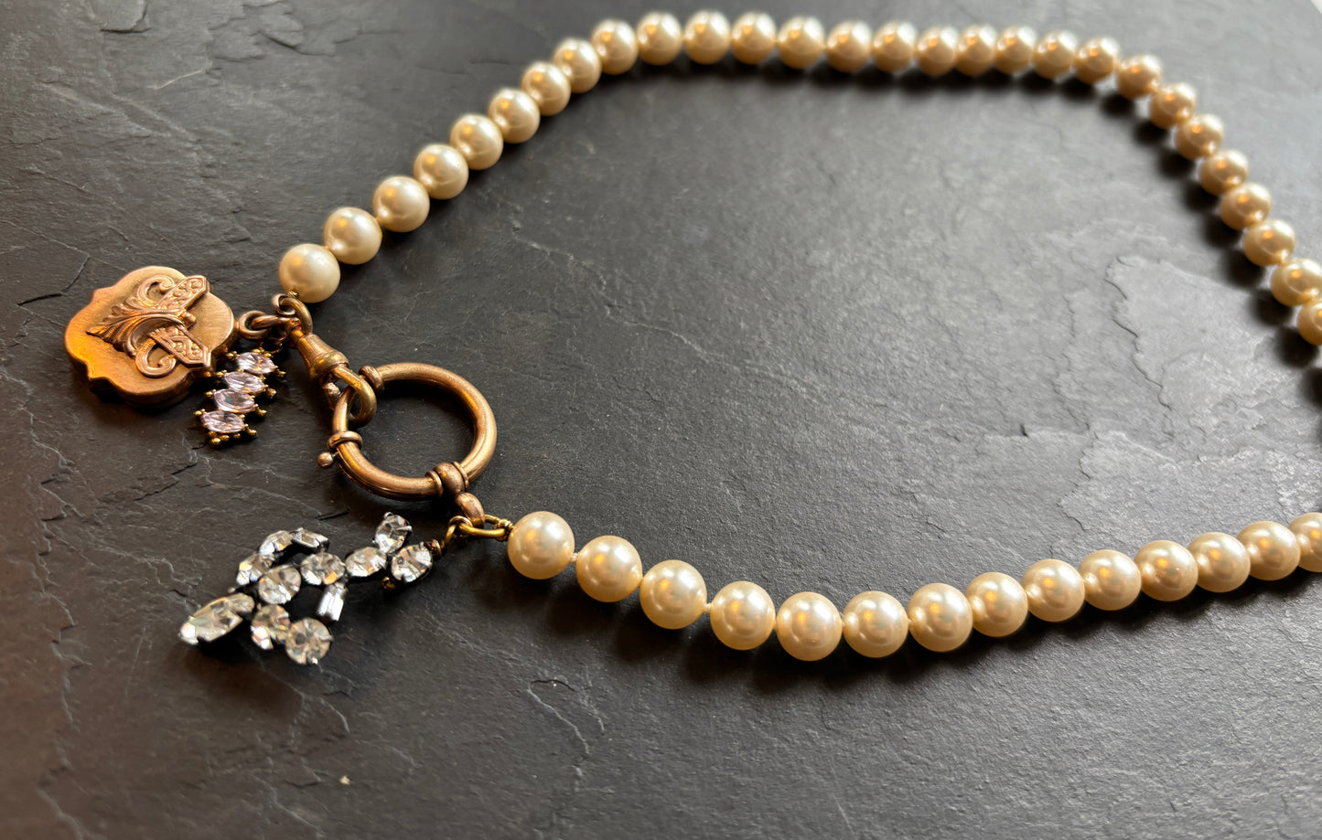 Collier de perles, strass et médaillon - blissparis