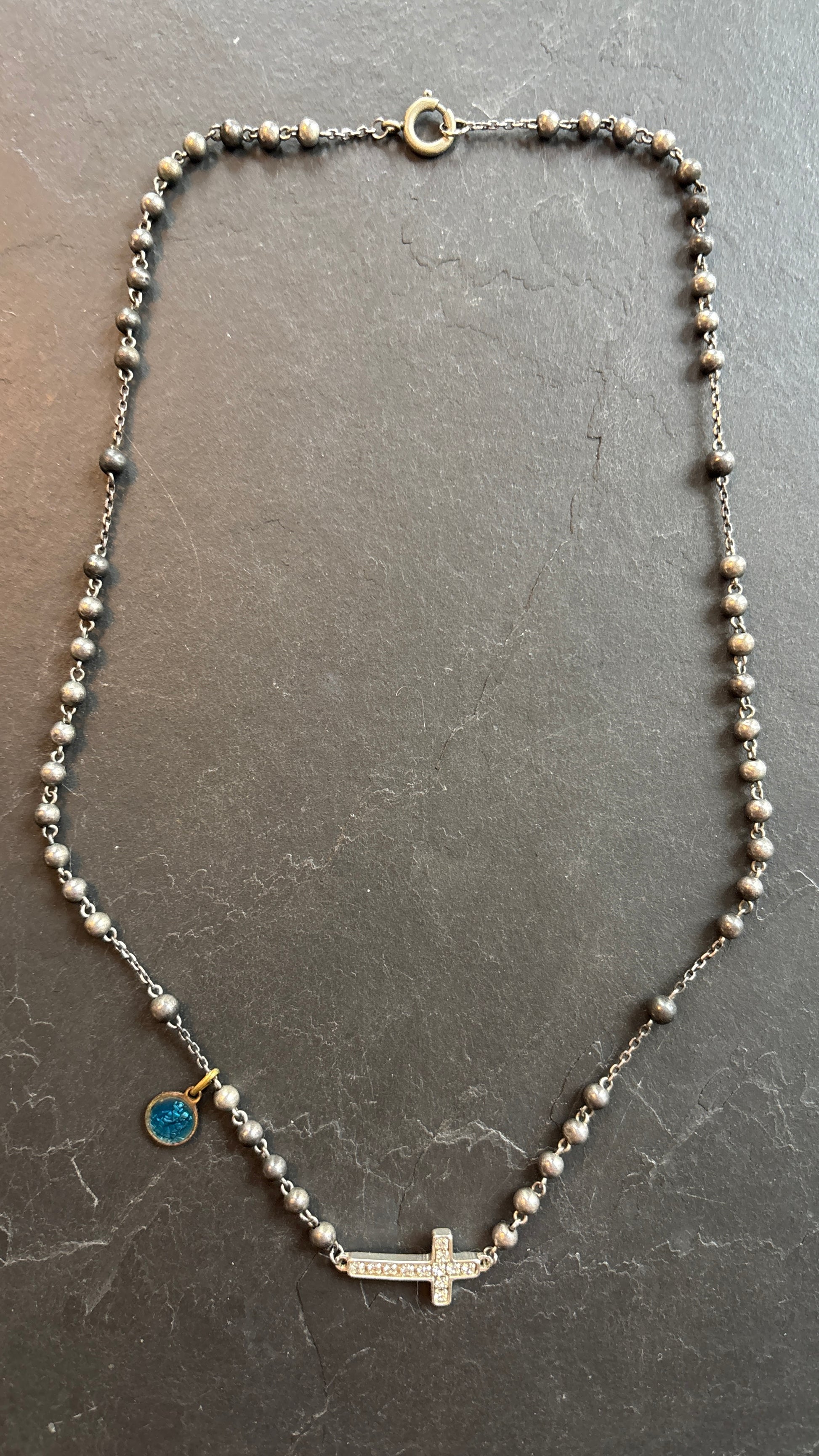 Collier chapelet en perles d’inox, médaille émaillée et croix strassée - blissparis