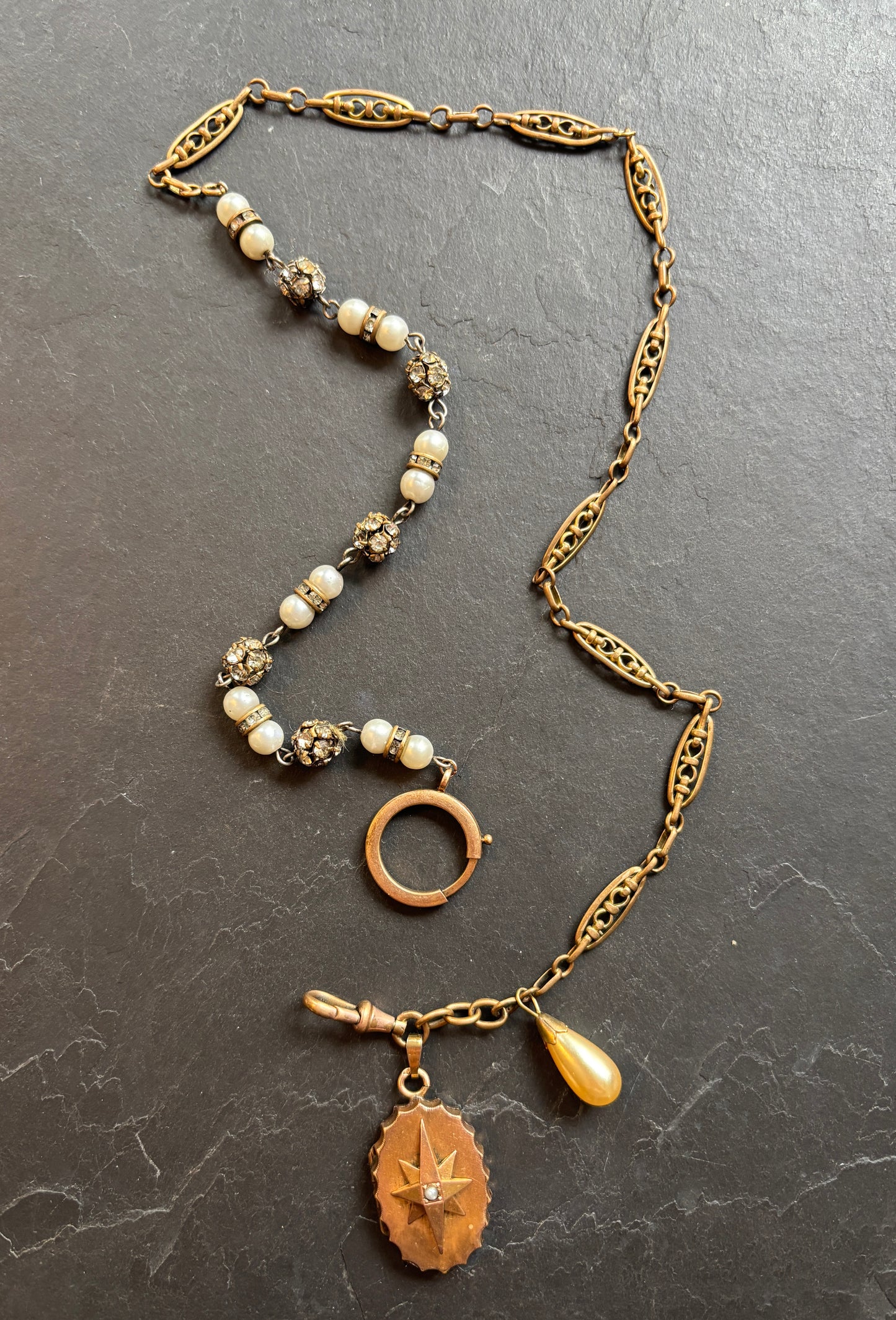 Collier perles, strass, chaîne filgrane et médaillon à secret - blissparis