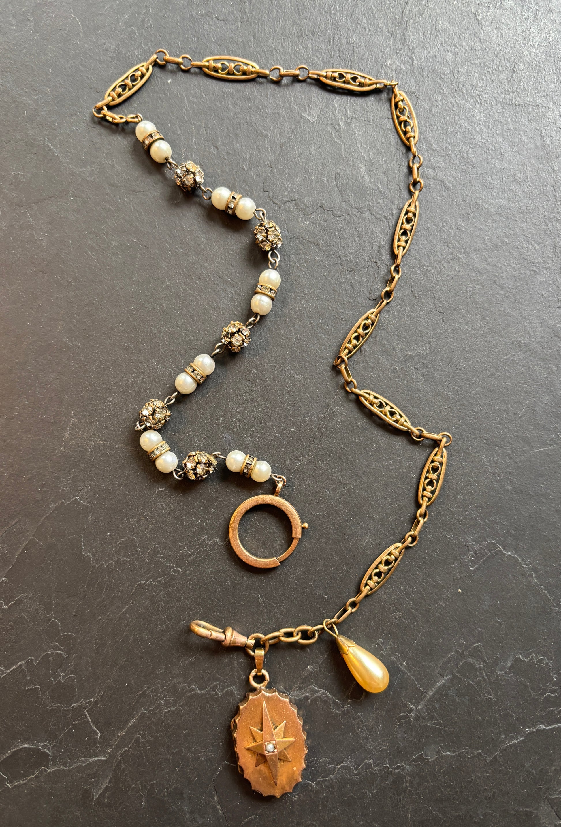 Collier perles, strass, chaîne filgrane et médaillon à secret - blissparis