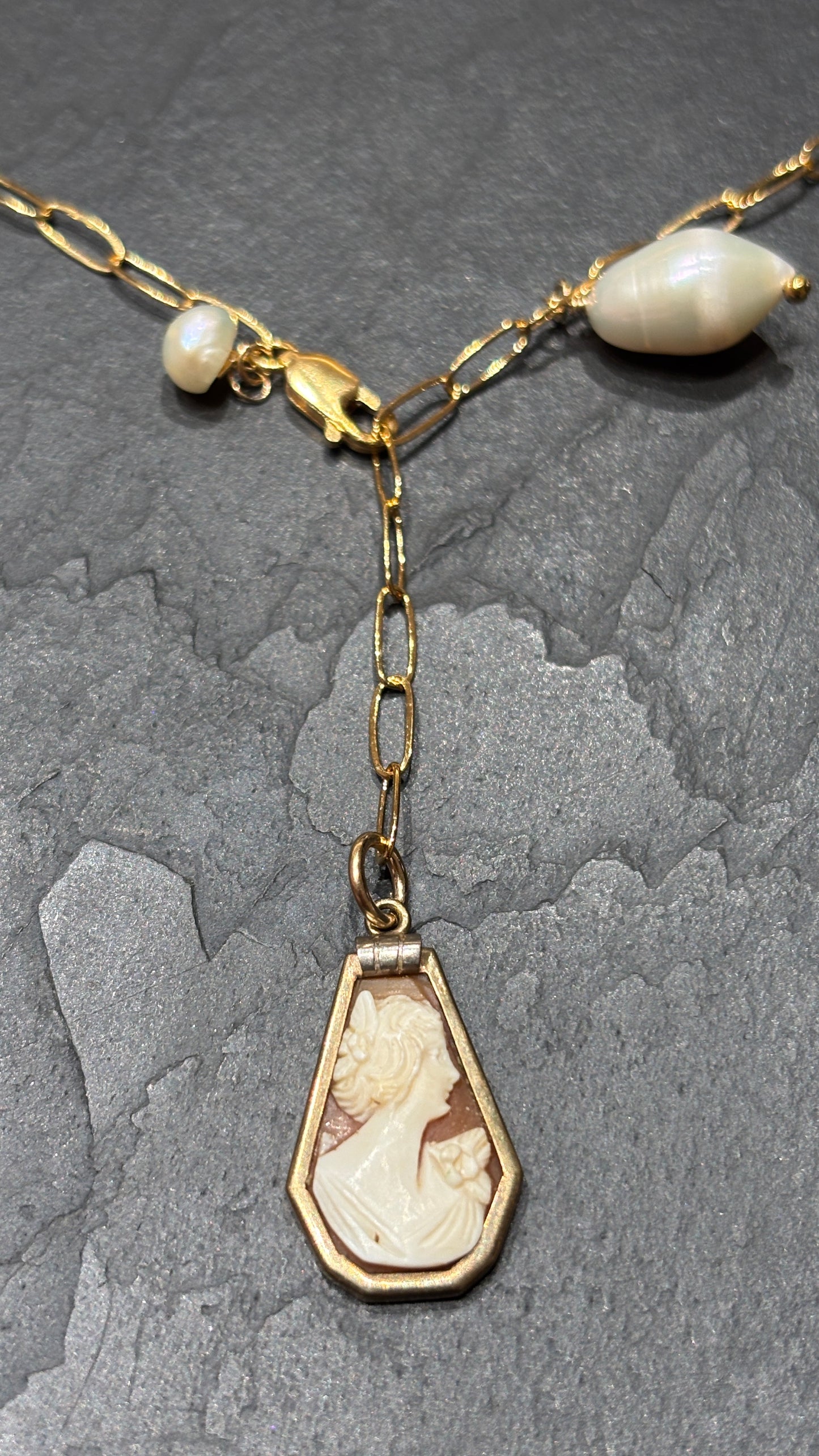 Collier lasso, Camee et perles