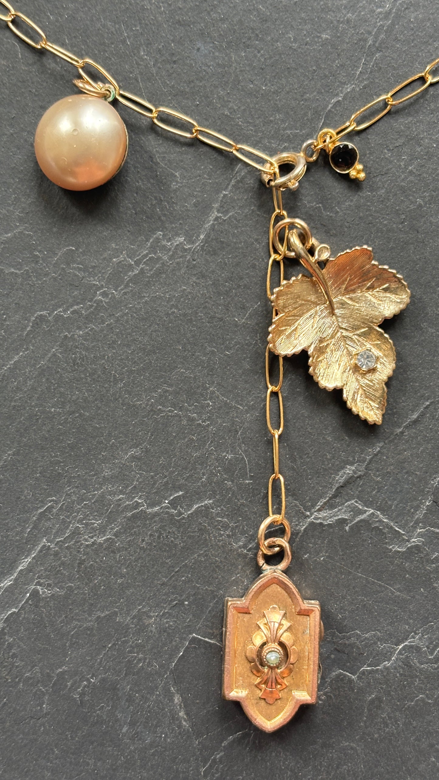 Collier lasso , feuille et médaillon a secrets Napoléon III