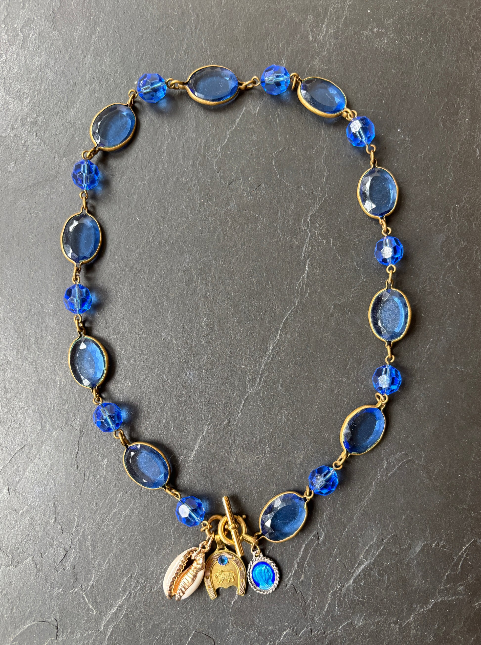 BELIER. Collier en verre bleu, médaille du zodiaque et coquillage. - blissparis