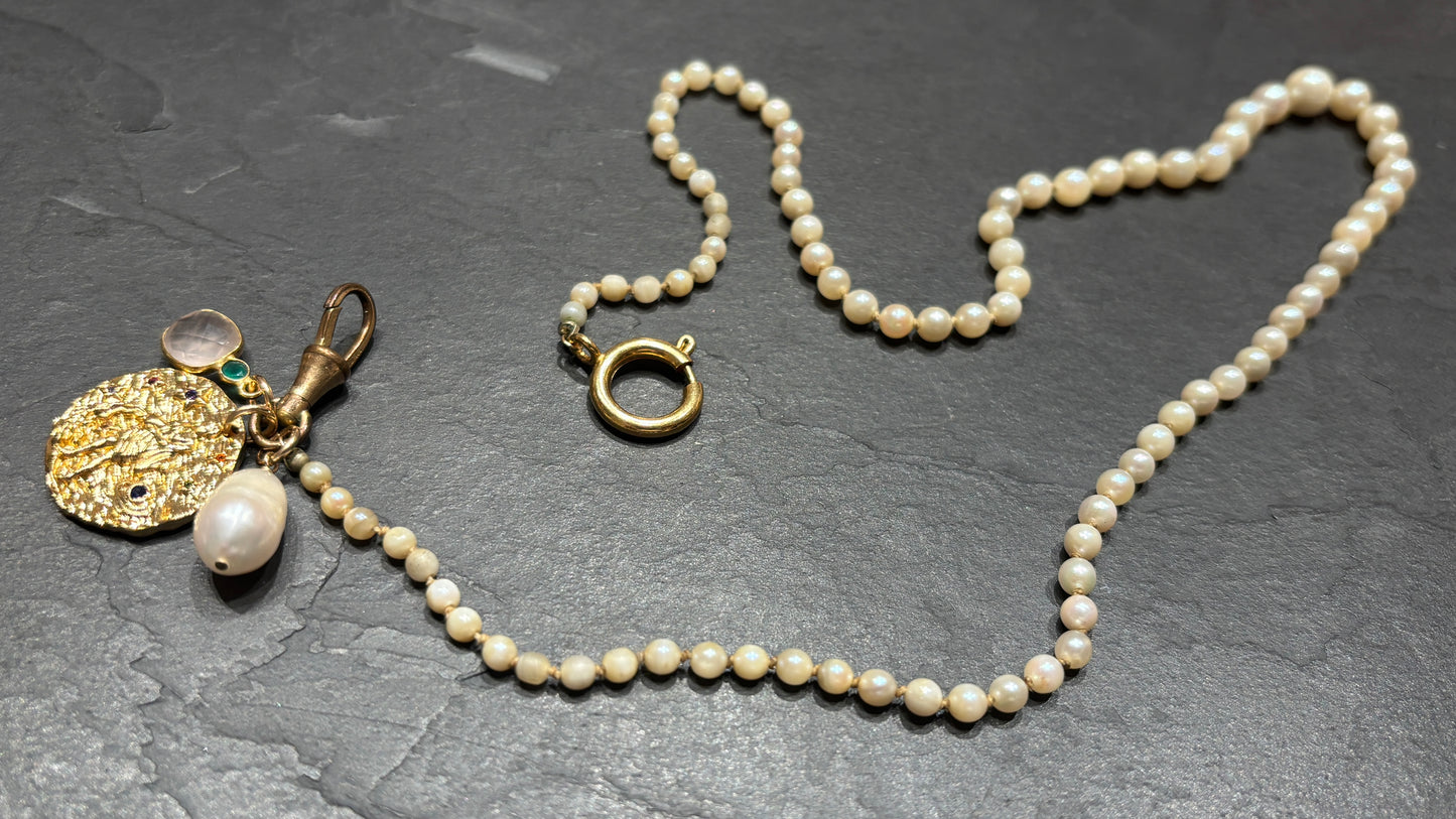 VERSAU. Collier de perles ancien, quartz rose et zodiaque