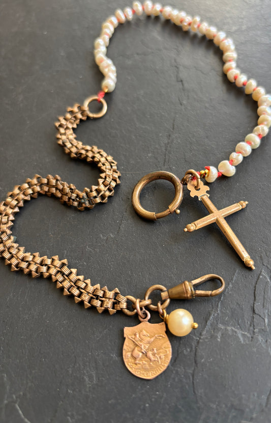 Collier perles baroques, chaîne de montre et médailles - blissparis