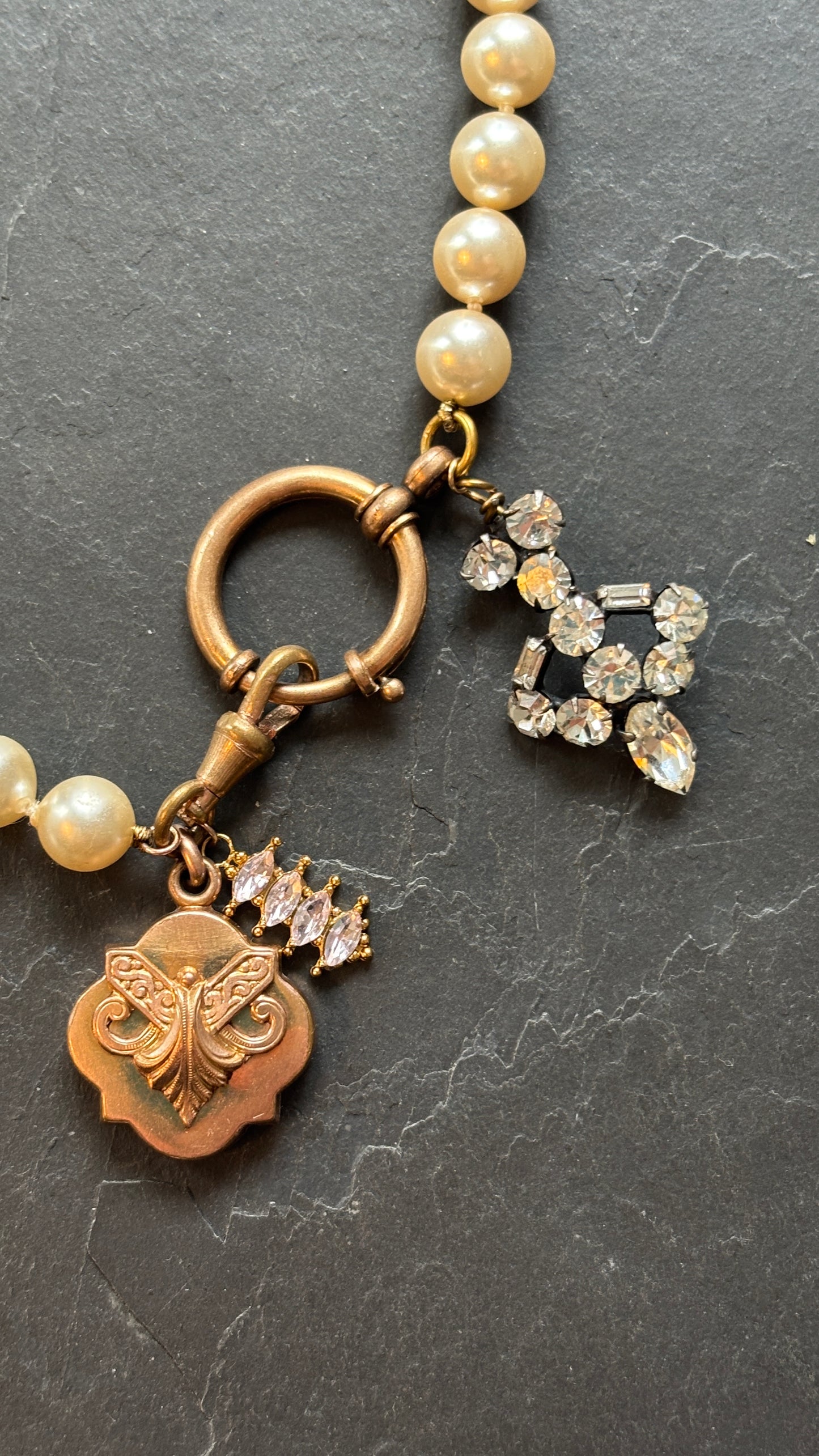 Collier de perles, strass et médaillon - blissparis