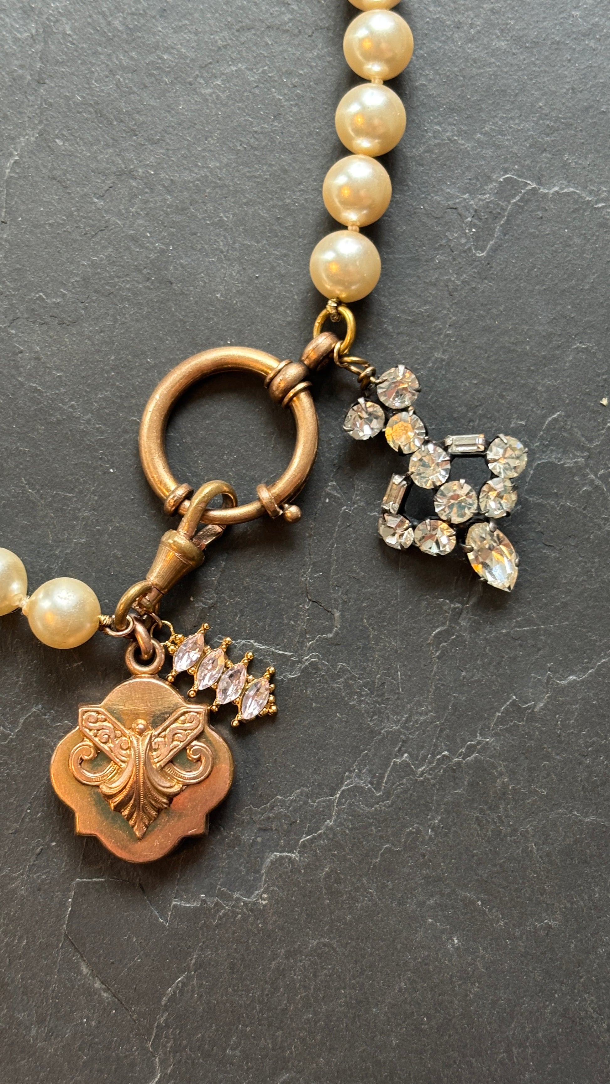 Collier de perles, strass et médaillon - blissparis