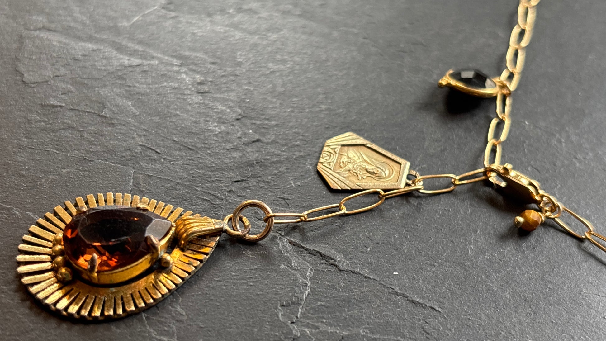 Collier lasso médaillon 70, médaille de Ste Thérèse et quartz cognac - blissparis